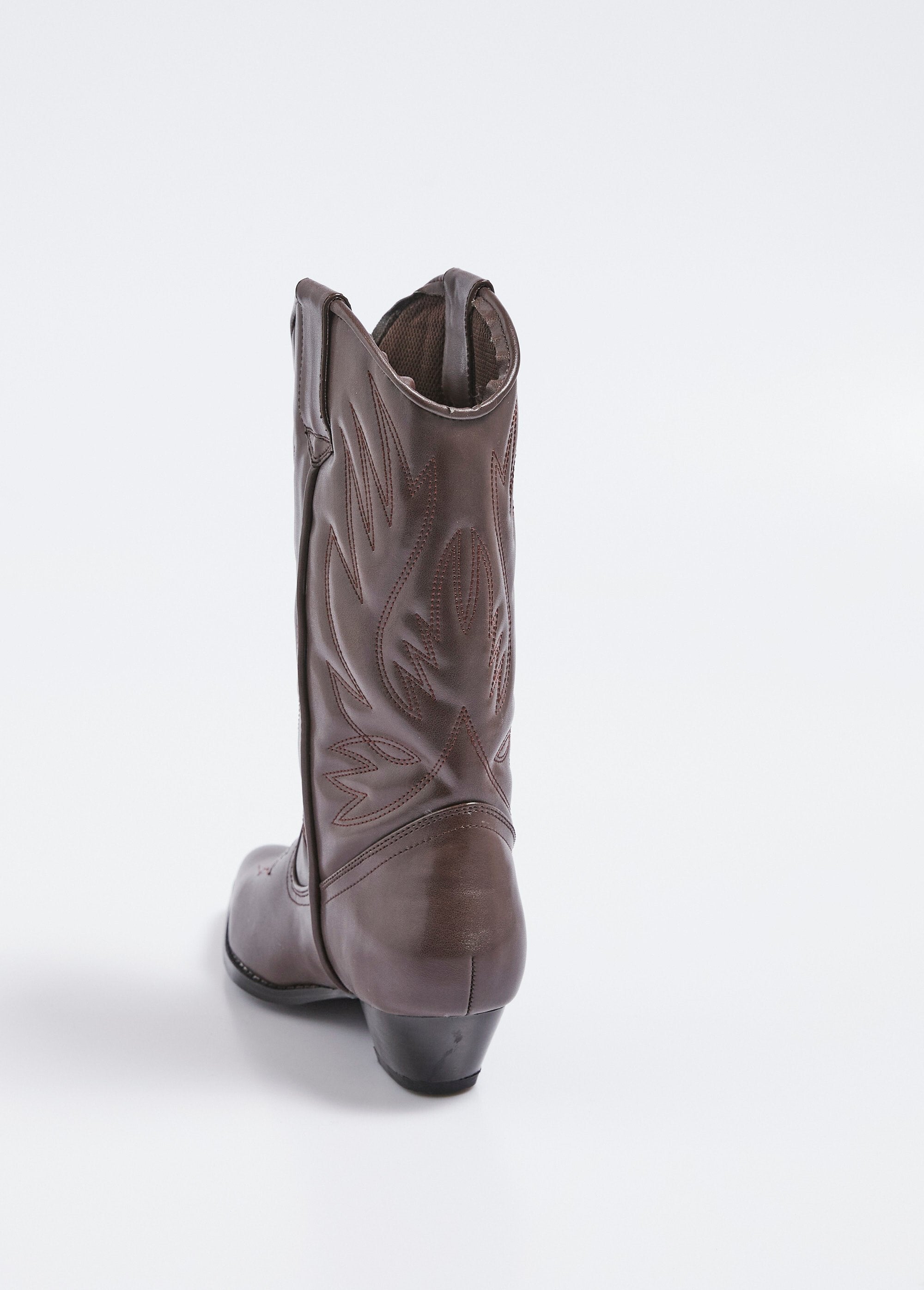 Cowboy-style_stitched_western_boots_Brown_DO1_slim