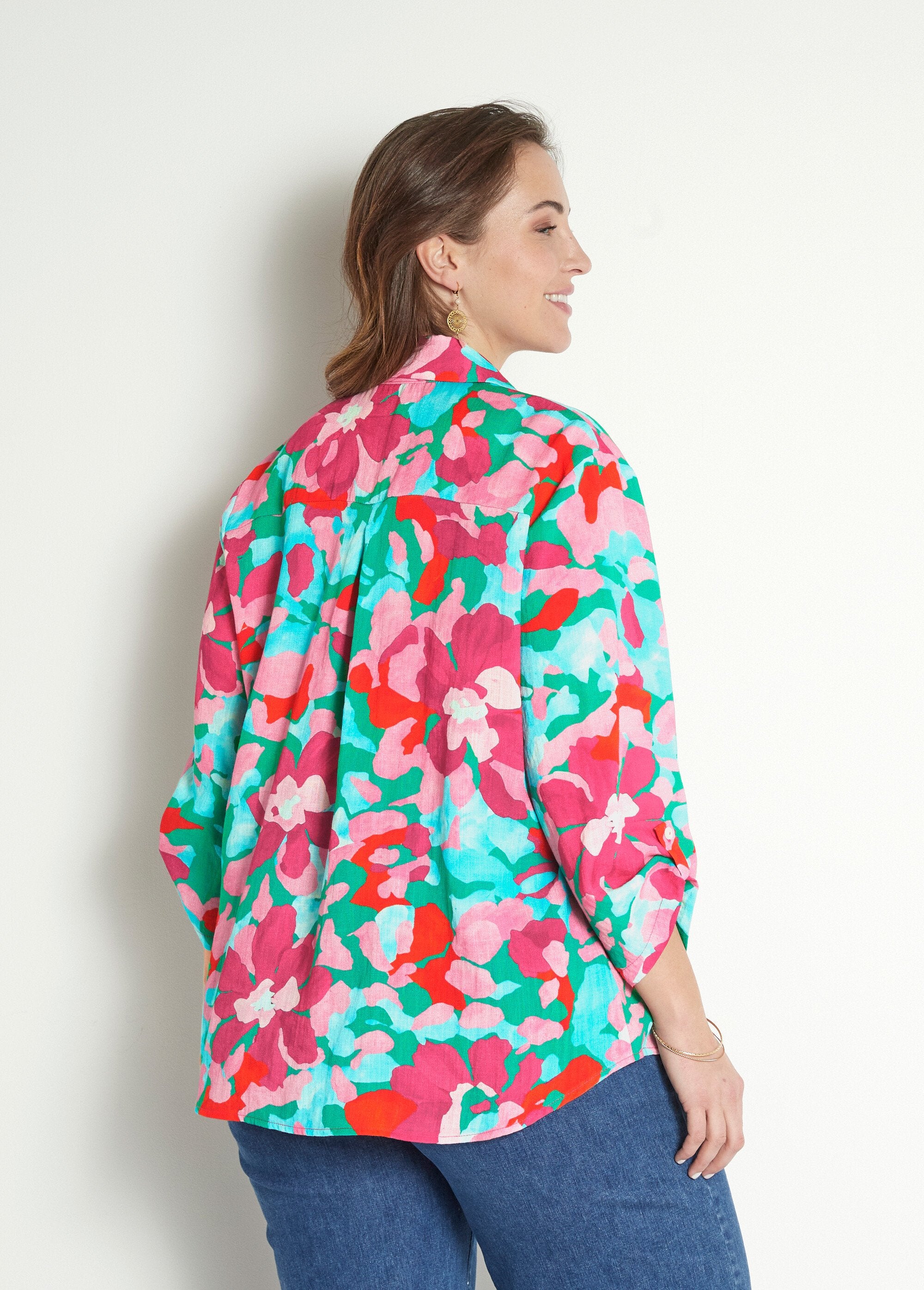 Long_floral_blouse_with_3/4_roll-up_sleeves_Pink_and_blue_DO1_curvy