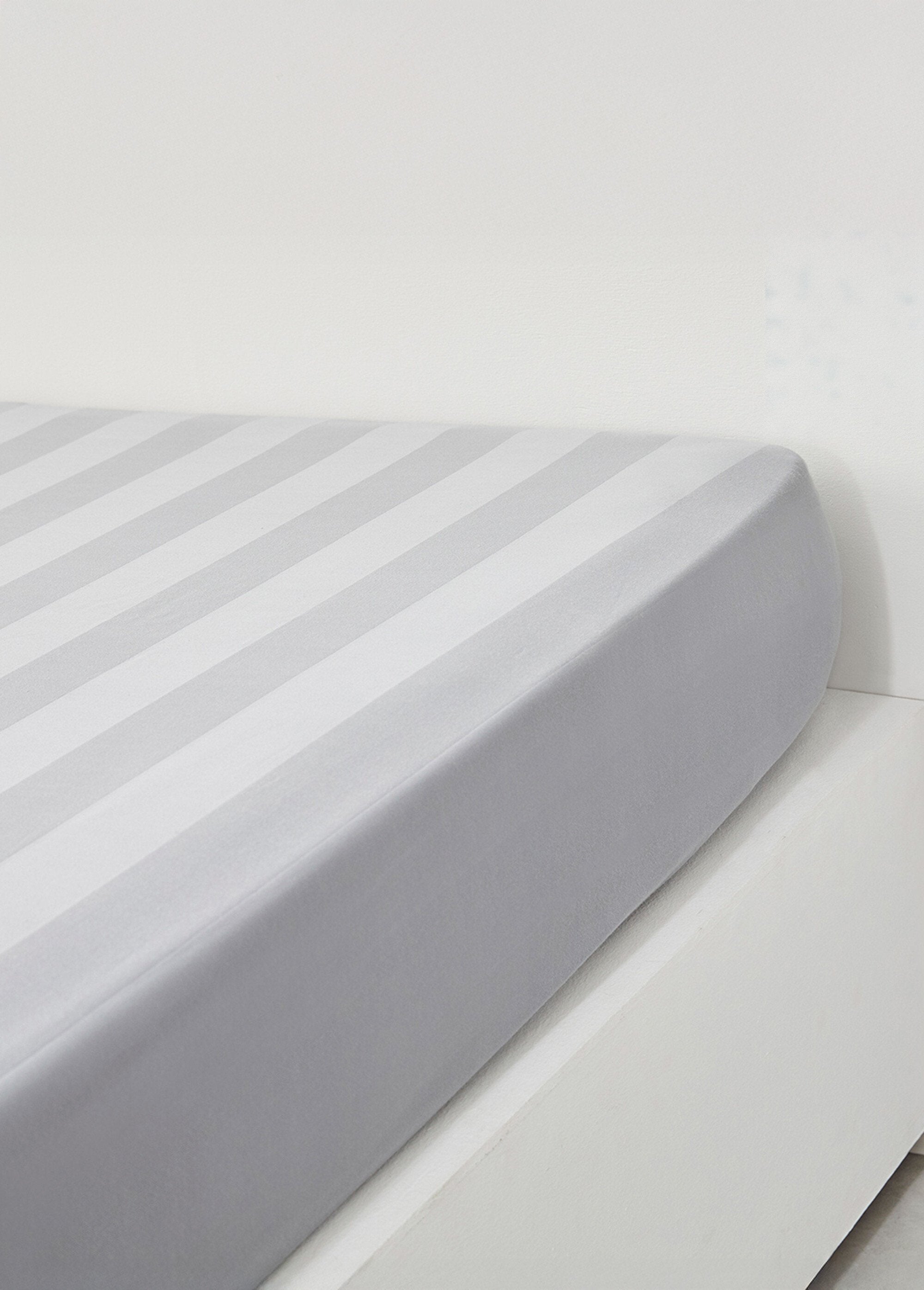 Cotton_satin_fitted_sheet_with_stripes_Gray_DE1_slim