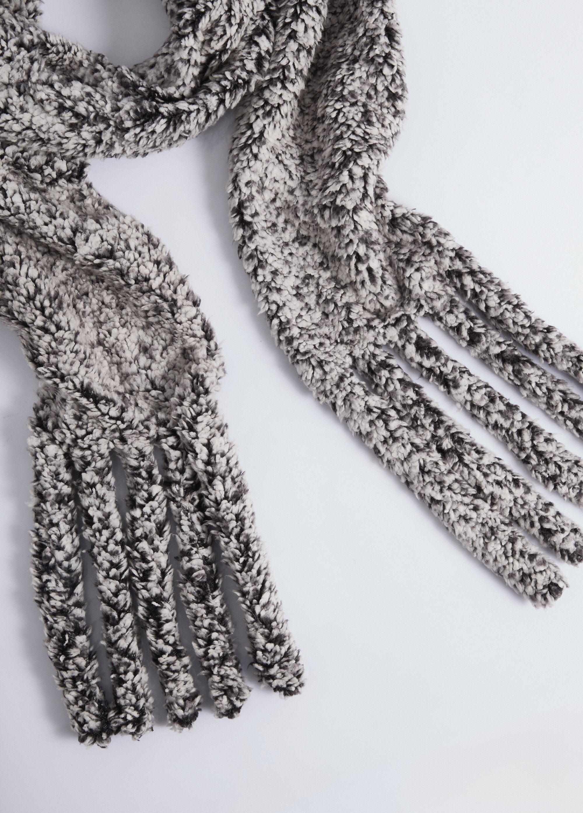 Warm_sherpa-style_fleece_scarf_Dark_gray_DE1_slim