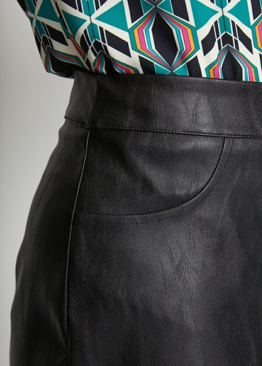 Short,_straight_faux_leather_skirt_Black_DE1_slim