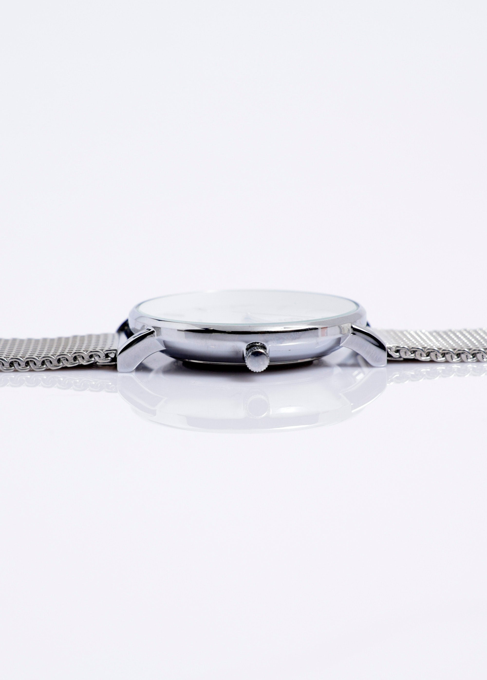 Round_watch_with_Milanese_mesh_bracelet,_1G_White_money_DE2_slim