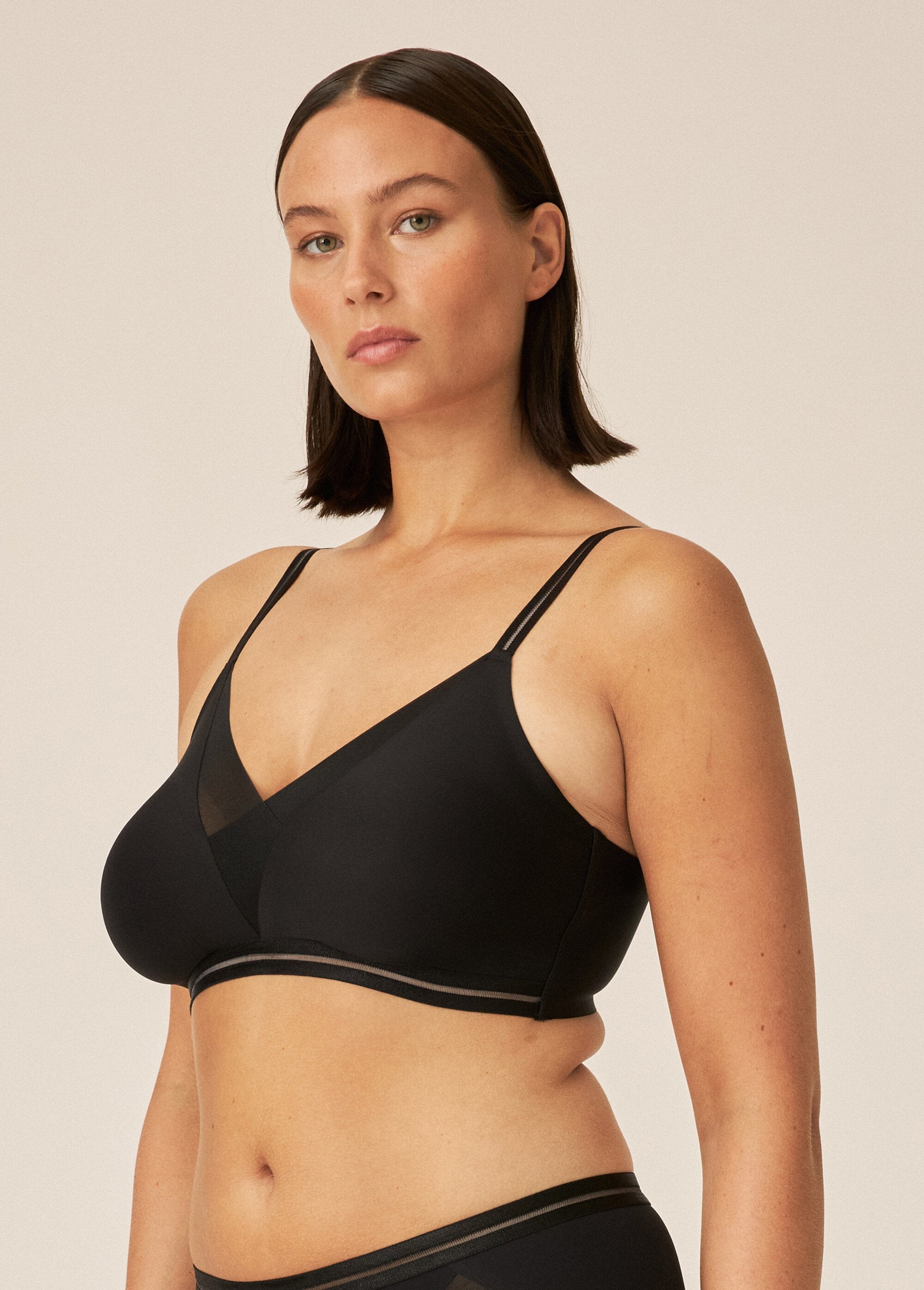 Invisible_non-wired_bra_Black_DR1_slim