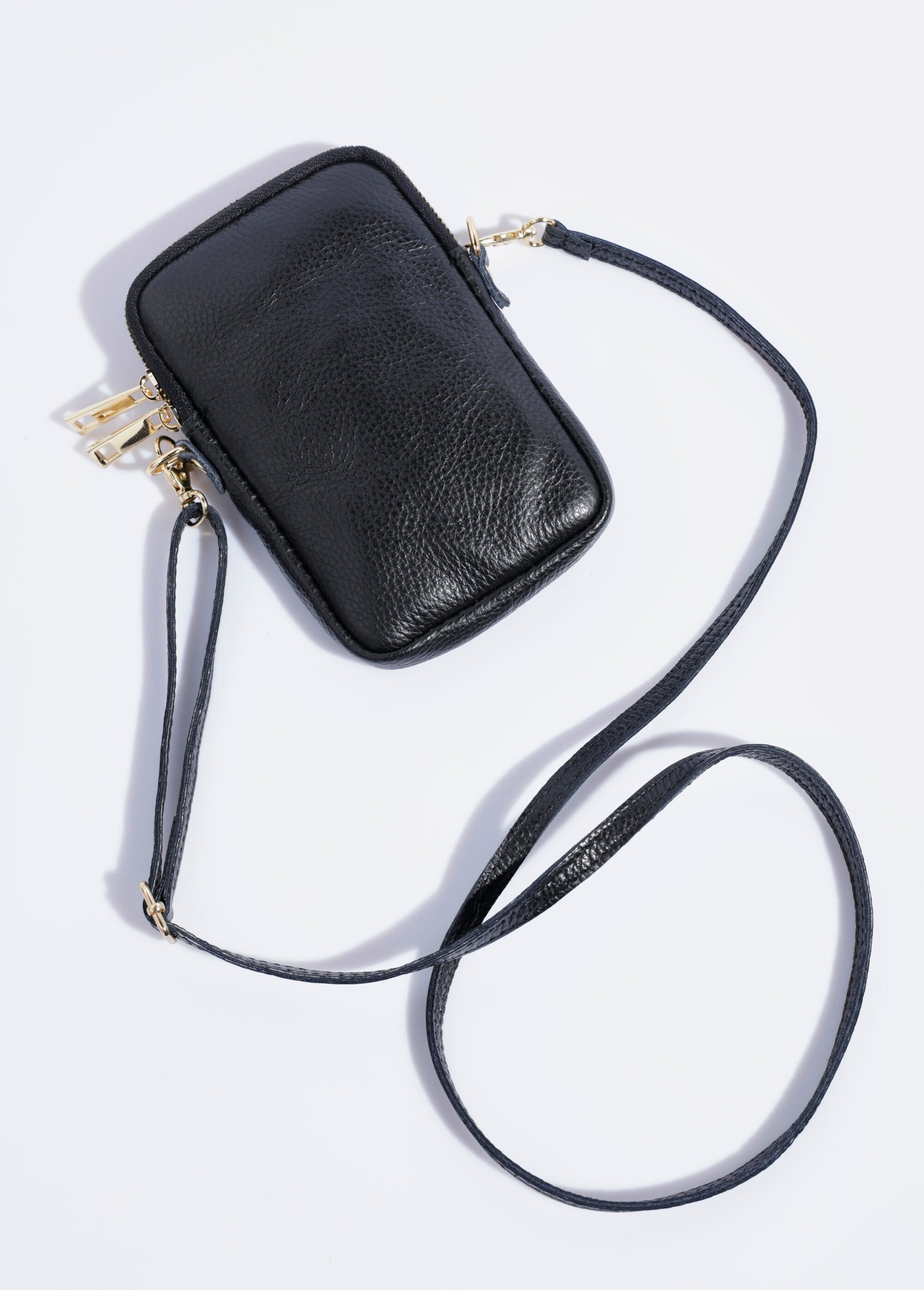 Leather_zipped_phone_pouch_Black_DO1_slim