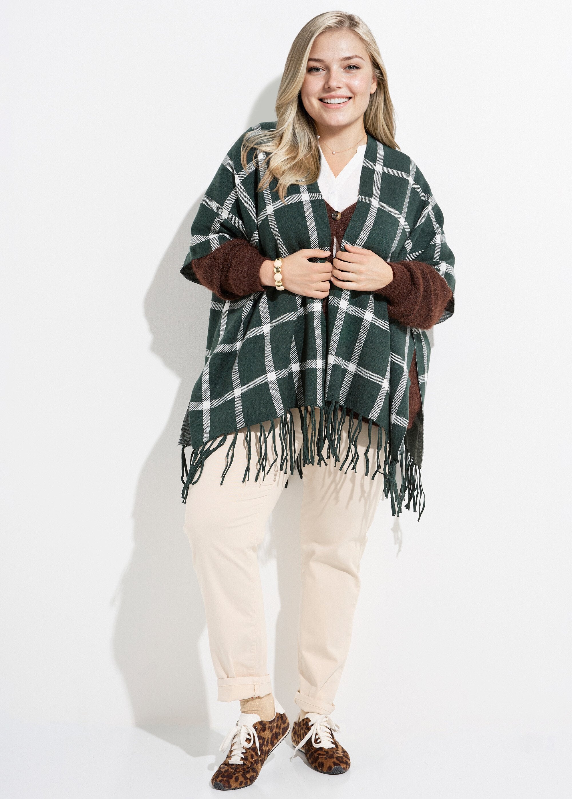 Knitted_cape_poncho_with_check_pattern_Green_tiles_SF1_curvy