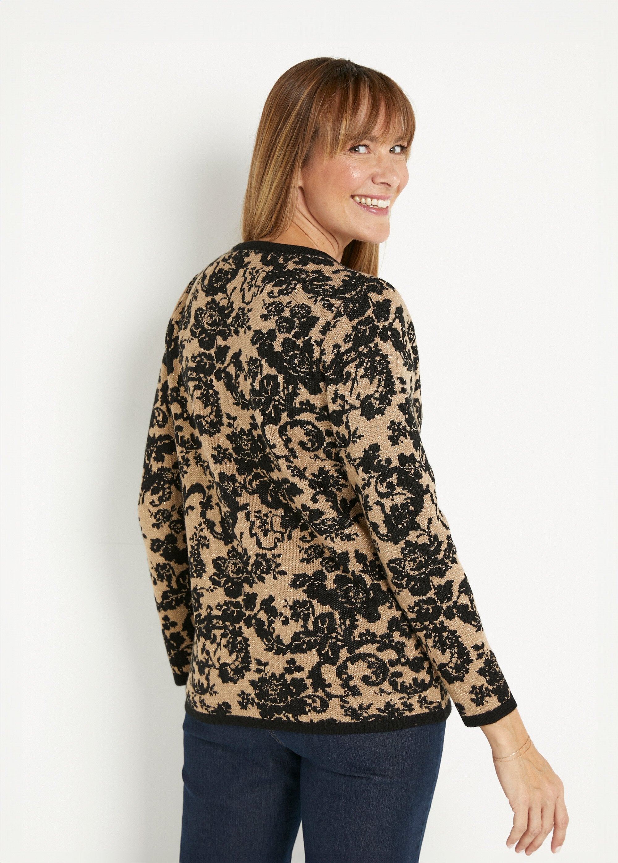 Warm_shiny_floral_jacquard_sweater_with_round_neck_Gold_and_black_DO1_slim