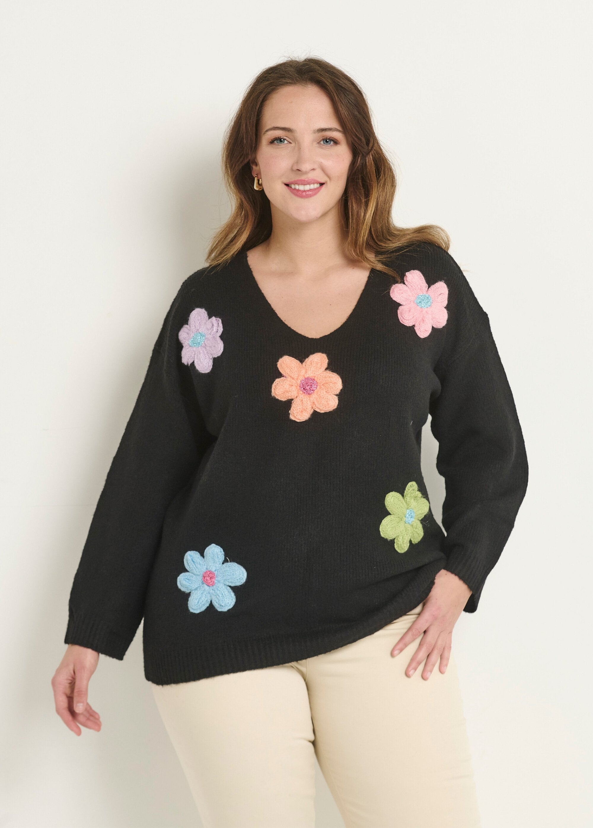 Warm_knitted_sweater_with_flower_applications_Black_FA1_curvy