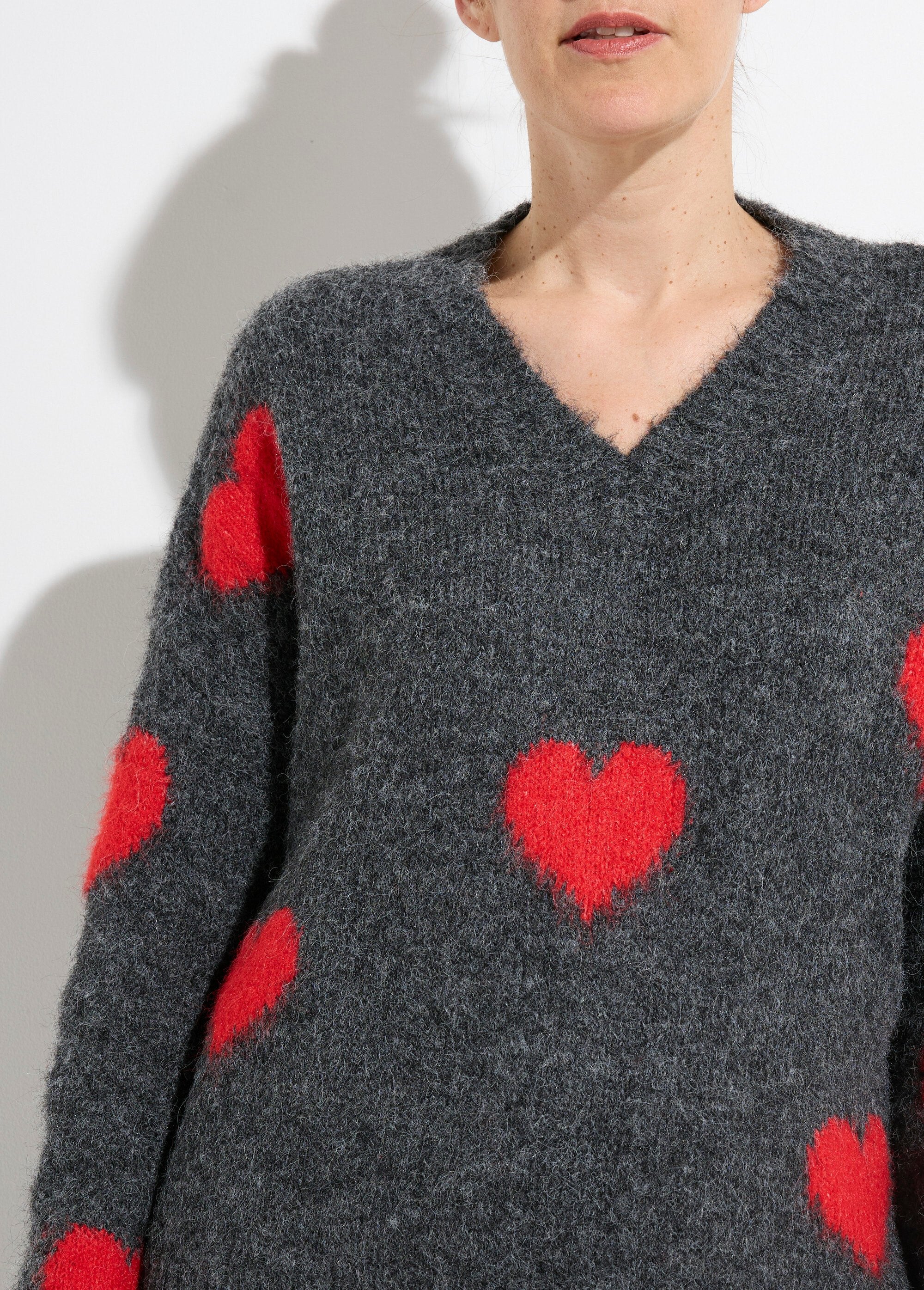 Warm_V-neck_wool_sweater_with_hearts_Charcoal_grey_DE1_slim