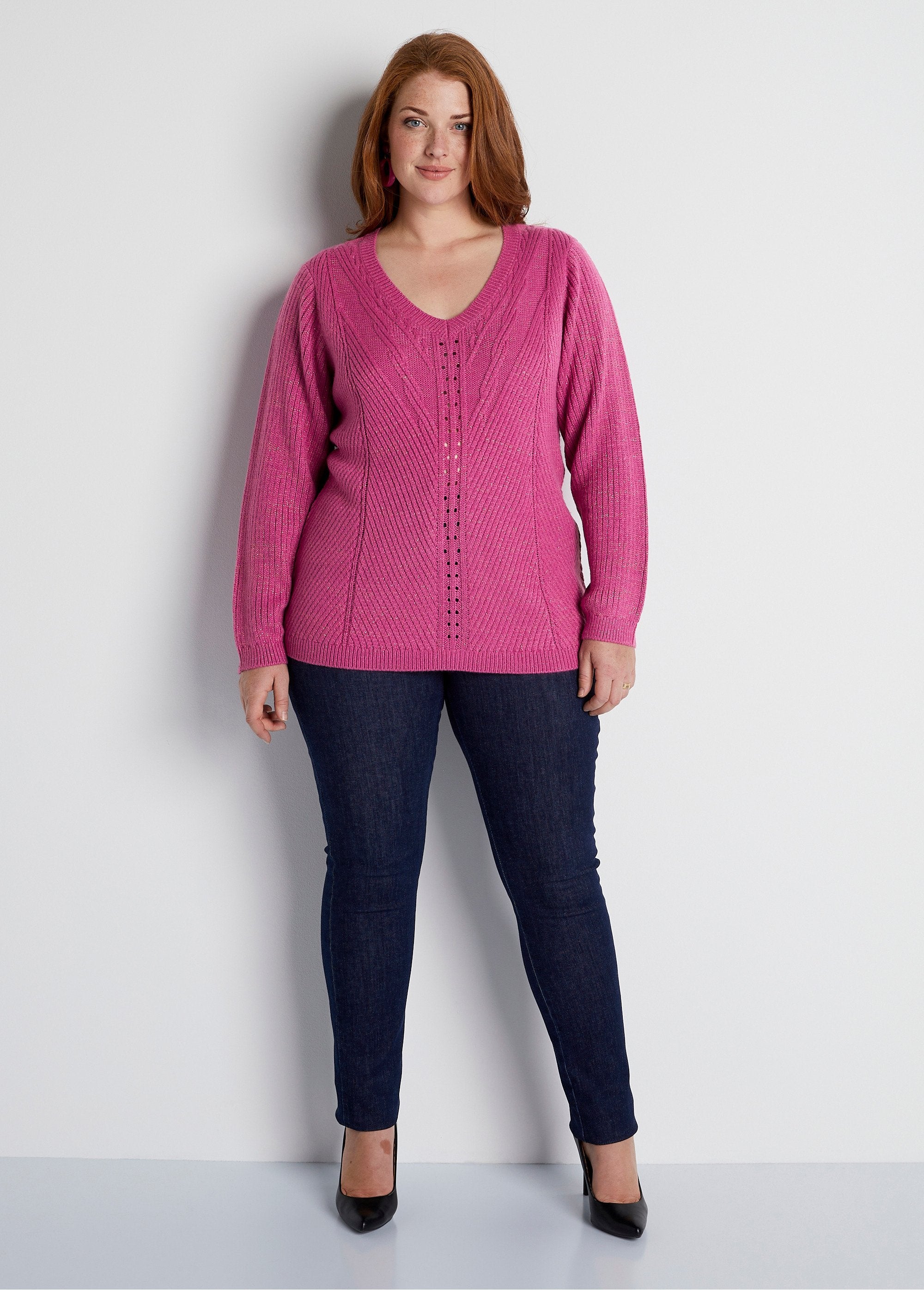 Plain_fancy_knit_V-neck_sweater_Cassis_SF1_curvy