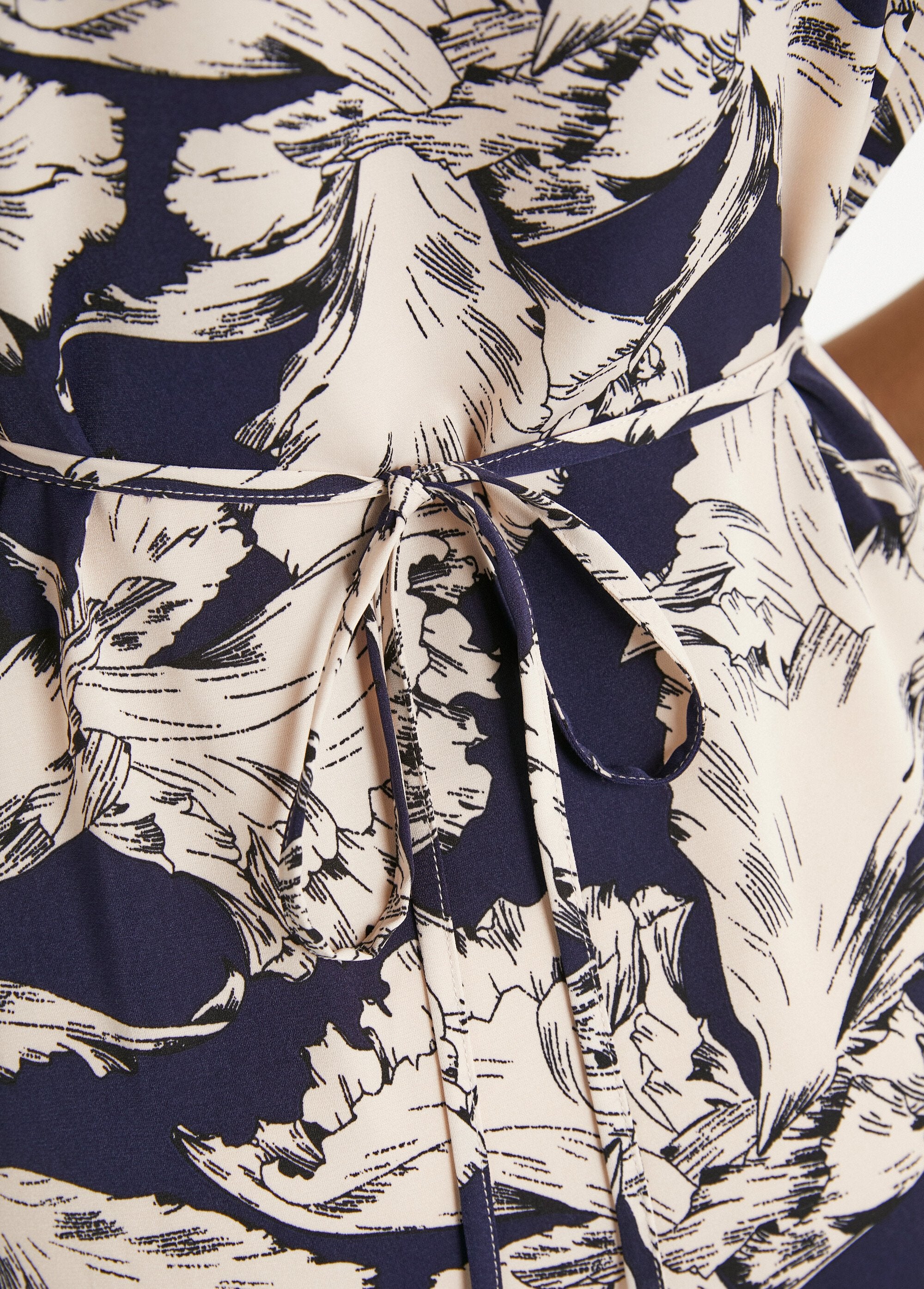 Short_wrap_dress_with_flowing_graphic_pattern_Navy_and_white_DE3_slim