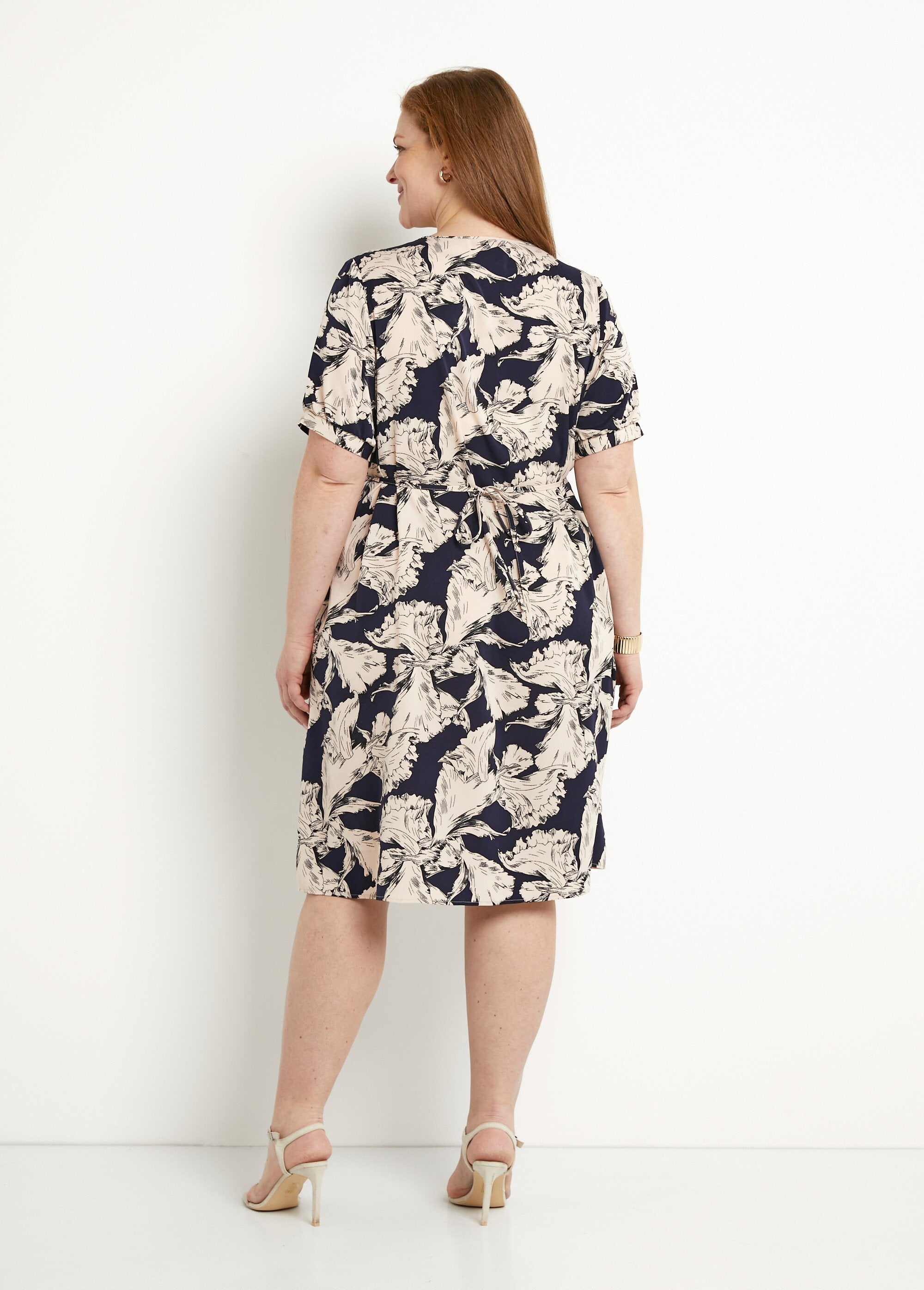 Short_wrap_dress_with_flowing_graphic_pattern_Navy_and_white_DO1_curvy
