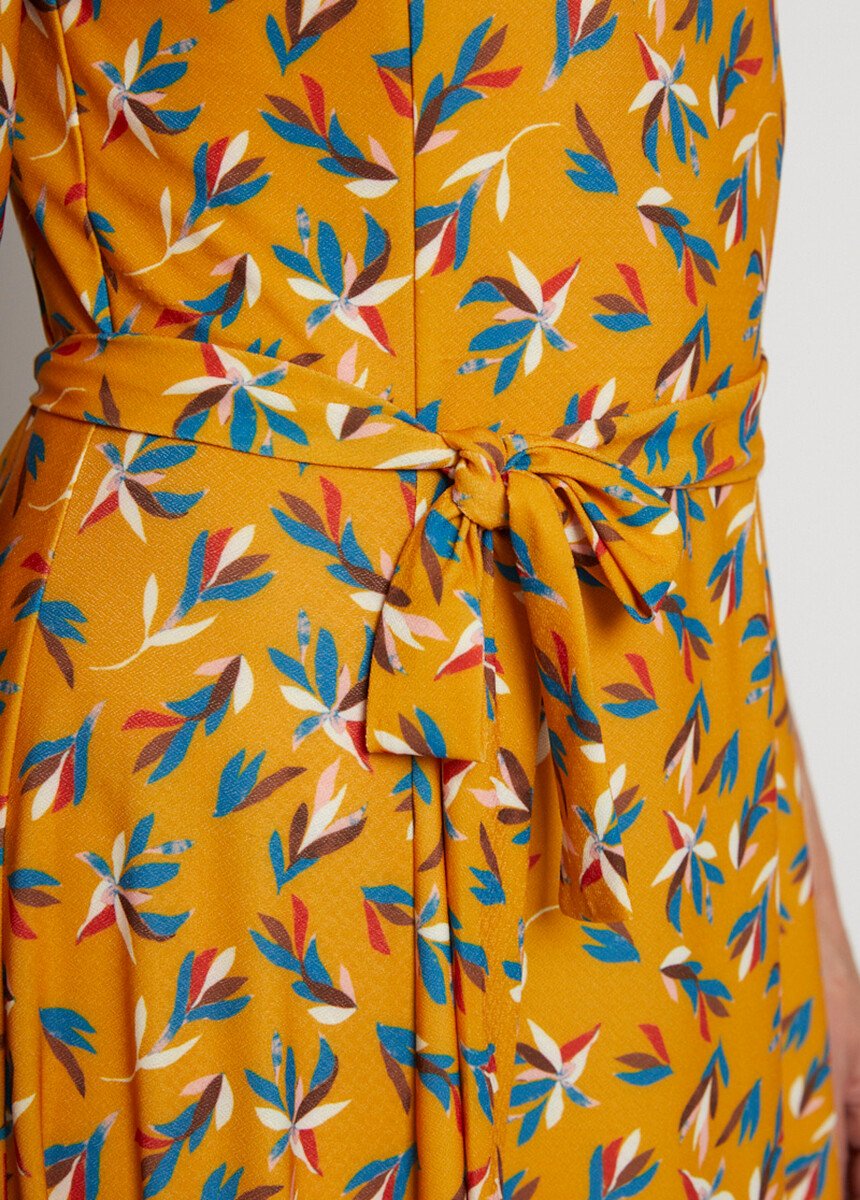 Short_belted_dress_with_V-neck_and_3/4_sleeves_Ochre_leaf_print_DE2_slim