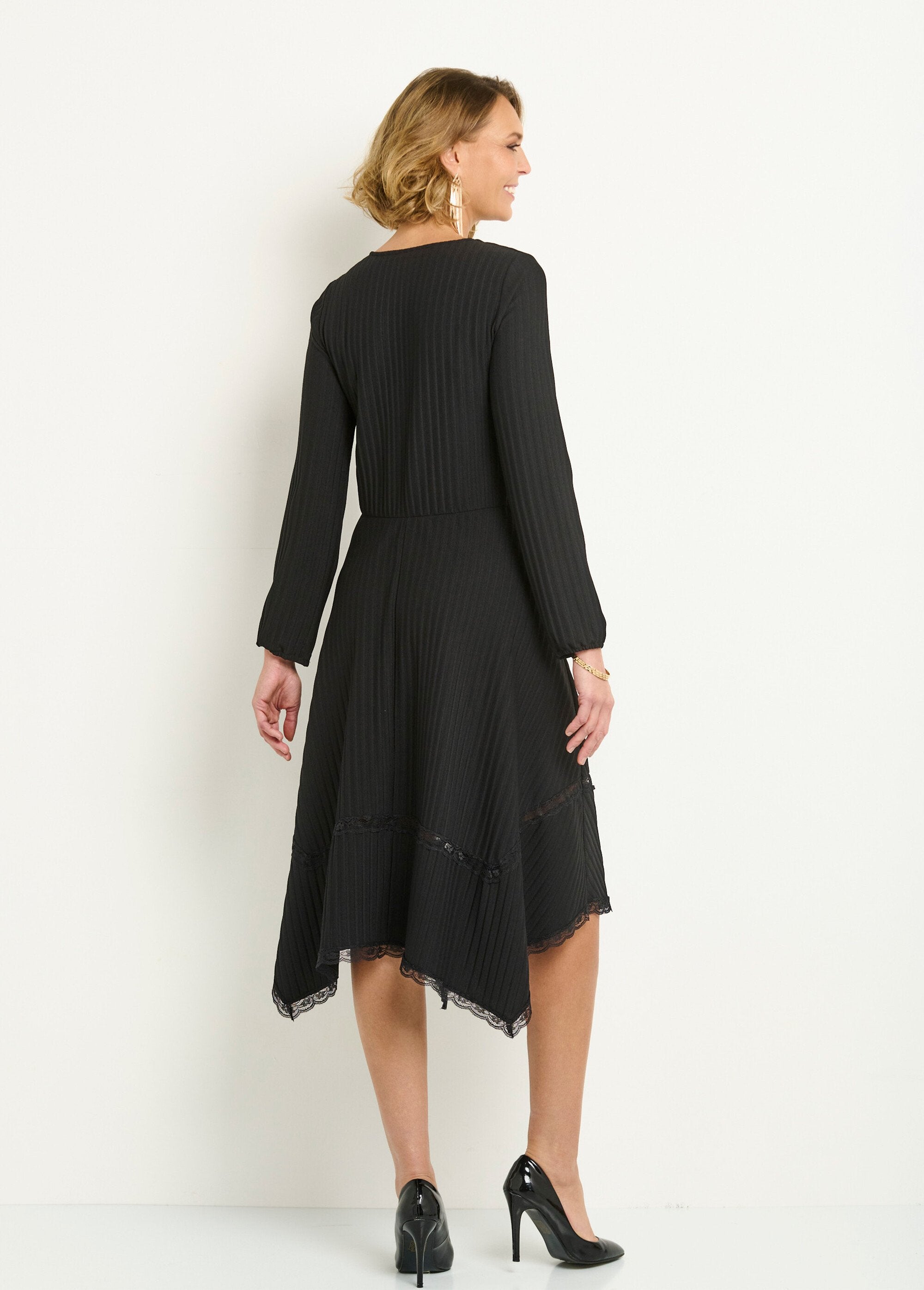Long_pleated_dress_with_V-neck_and_lace_details_Black_DO1_slim