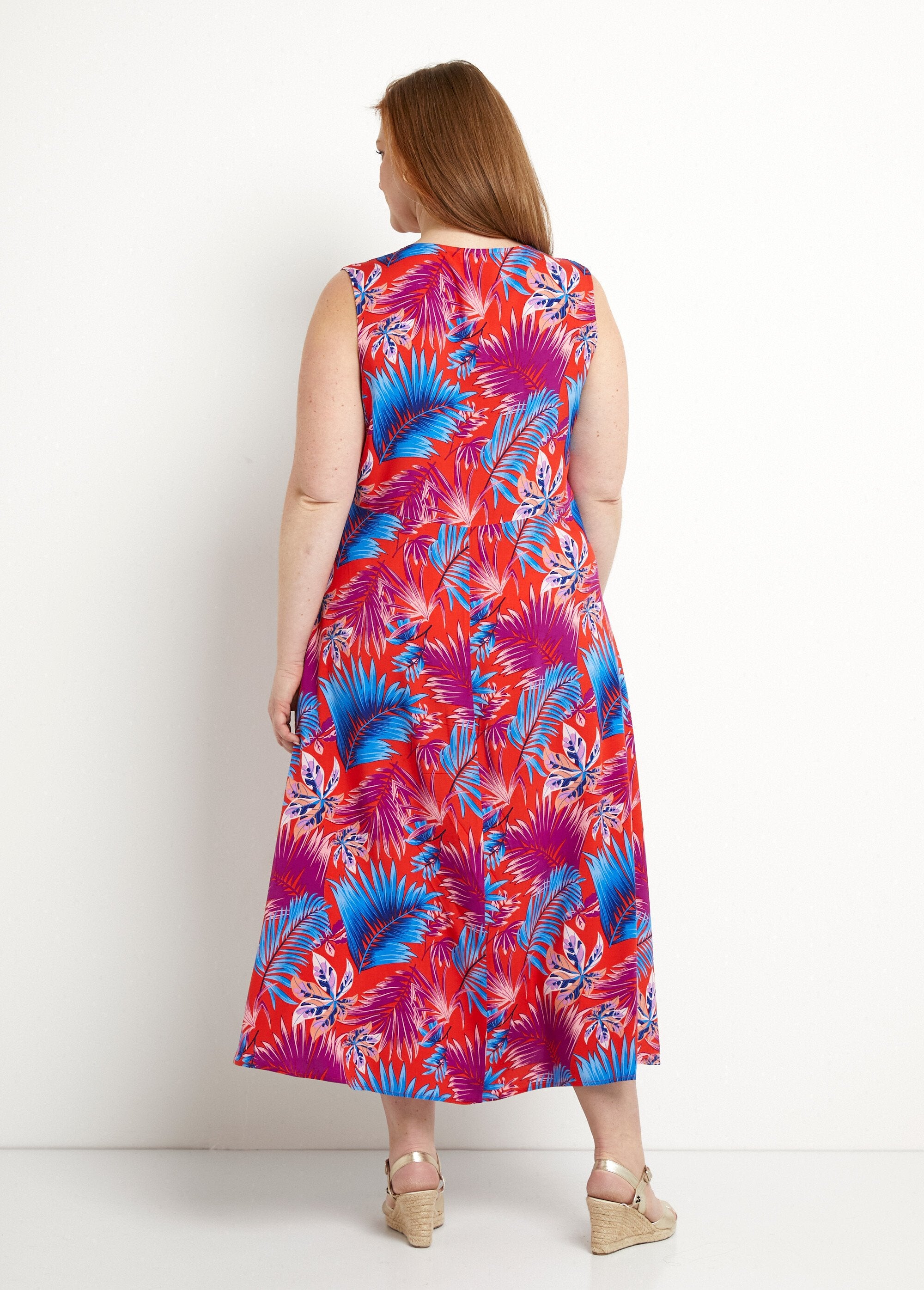 Sleeveless_flared_long_dress_with_foliage_print_Red_and_blue_DO1_curvy