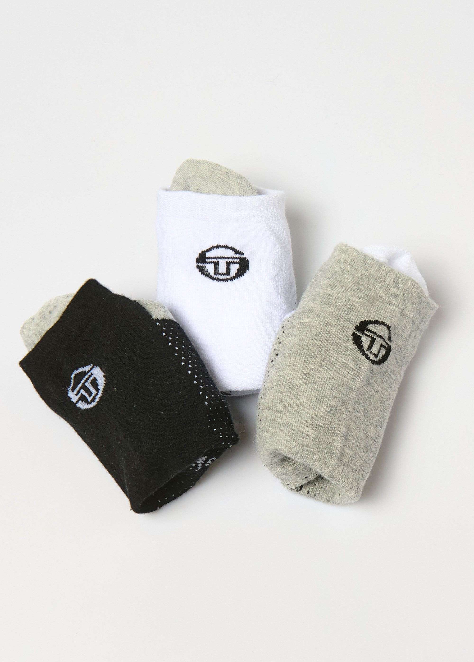 Pack_of_3_assorted_logo_socks_Gray_and_black_and_white_DE1_slim