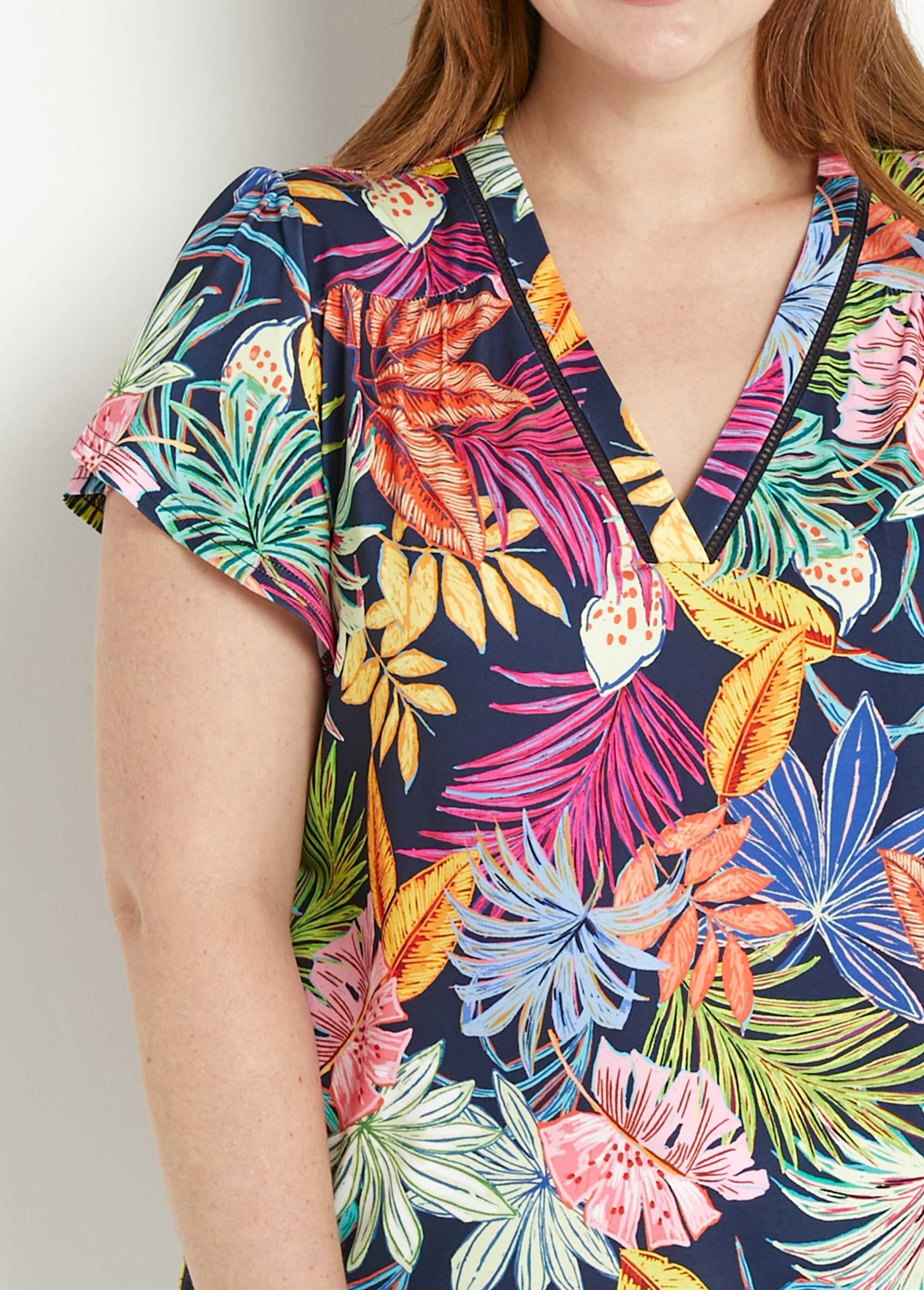 Loose_V-neck_leaf_print_short-sleeved_T-shirt_Navy_and_pink_DE1_curvy