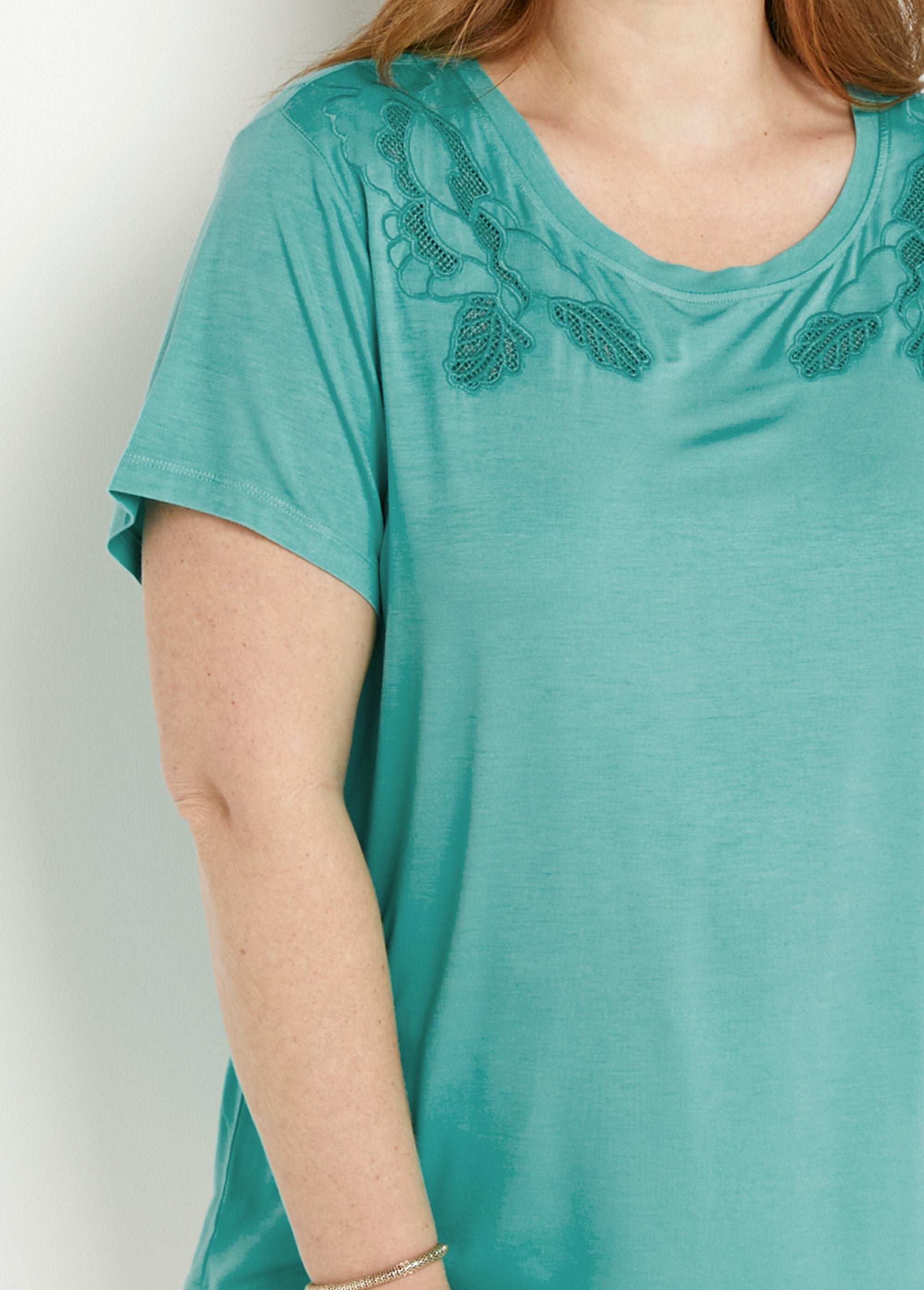 Openwork_embroidered_cotton_round_neck_T-shirt_Aqua_DE1_curvy
