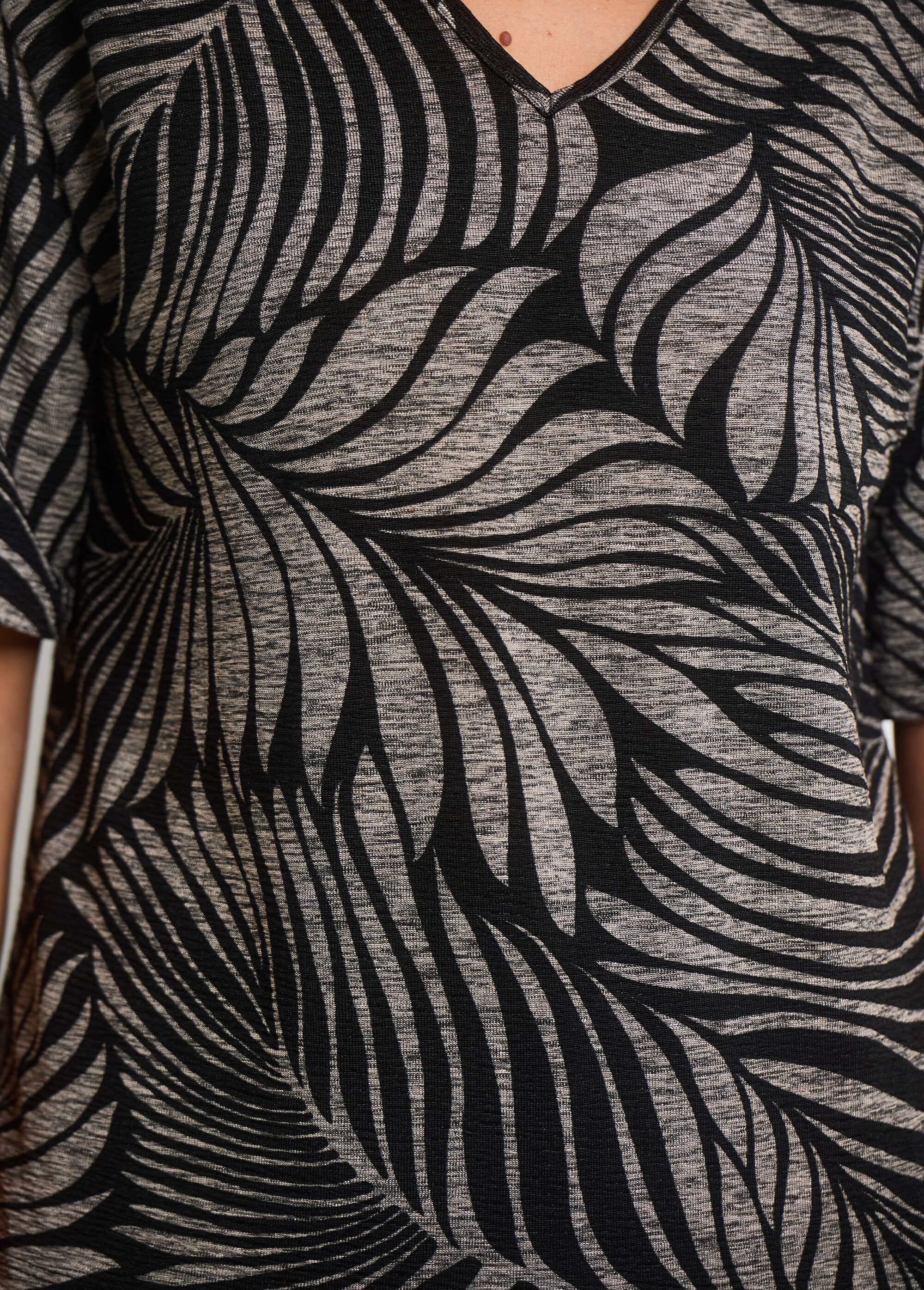 Animal_print_mesh_V-neck_t-shirt_Gray_and_black_DE1_slim