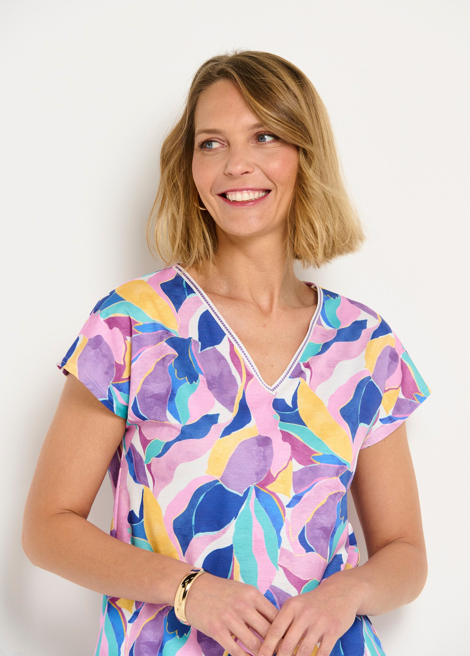 Shiny_printed_V-neck_cropped_t-shirt_Parma_and_yellow_DE1_slim