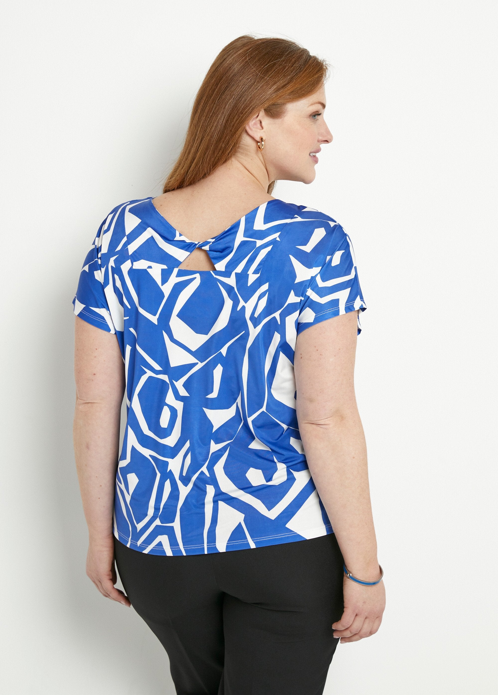 Short_straight_V-neck_graphic_print_t-shirt_Blue_and_white_DO1_curvy