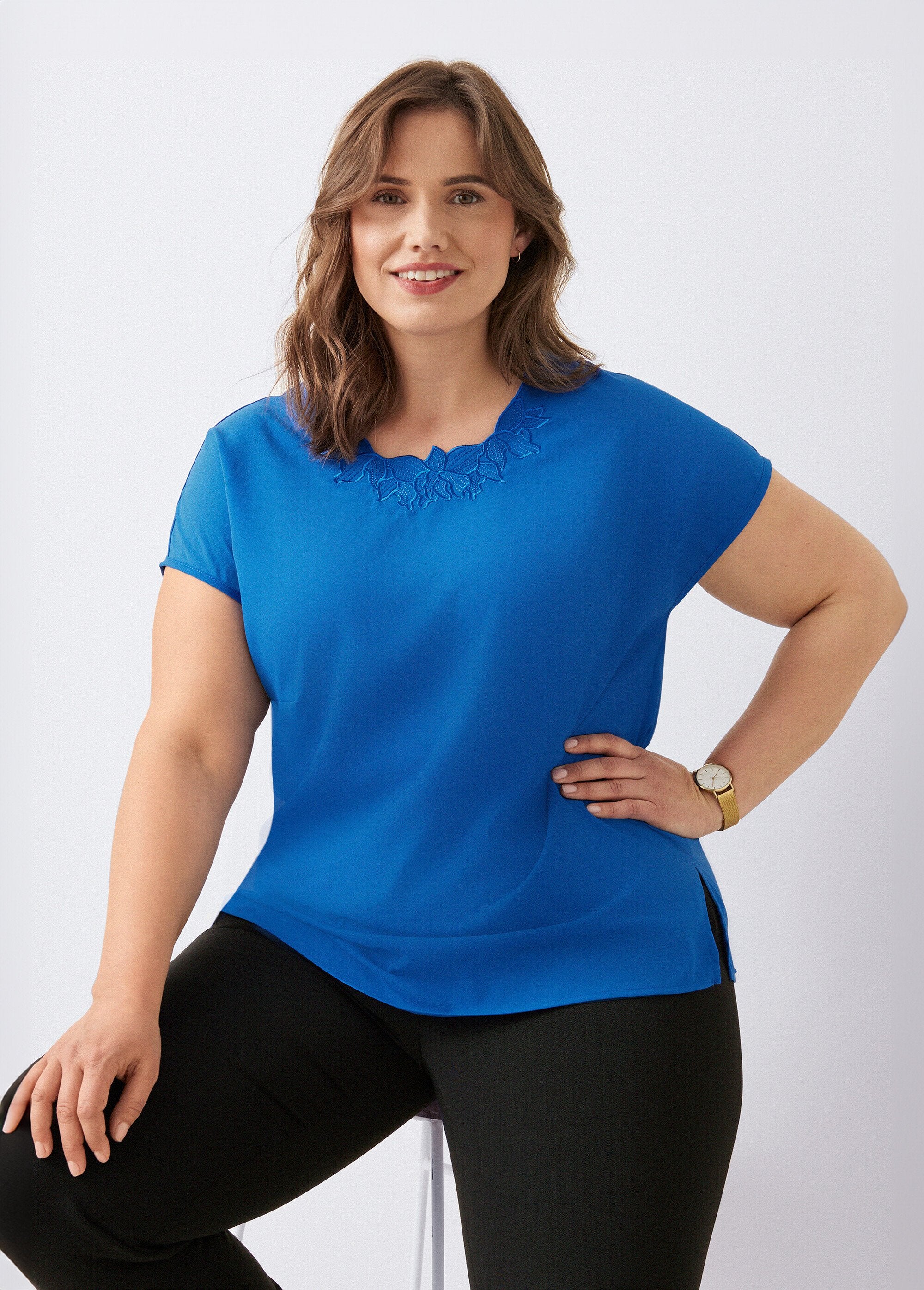 Long_short-sleeved_top_with_round_neck_embroidery_Blue_FA1_curvy