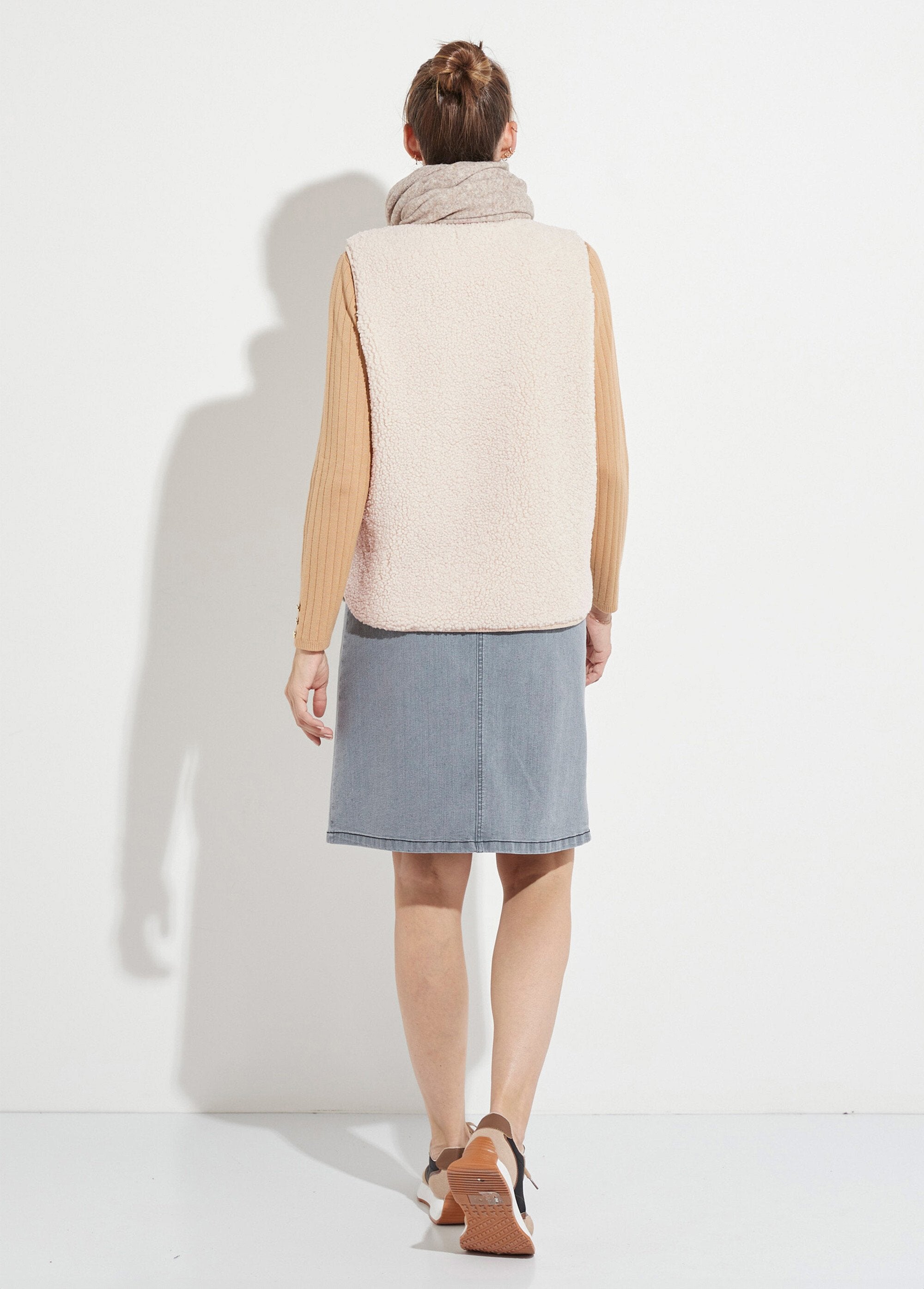 Sleeveless_jacket_in_sherpa_with_velvety_interior_Beige_DO1_slim