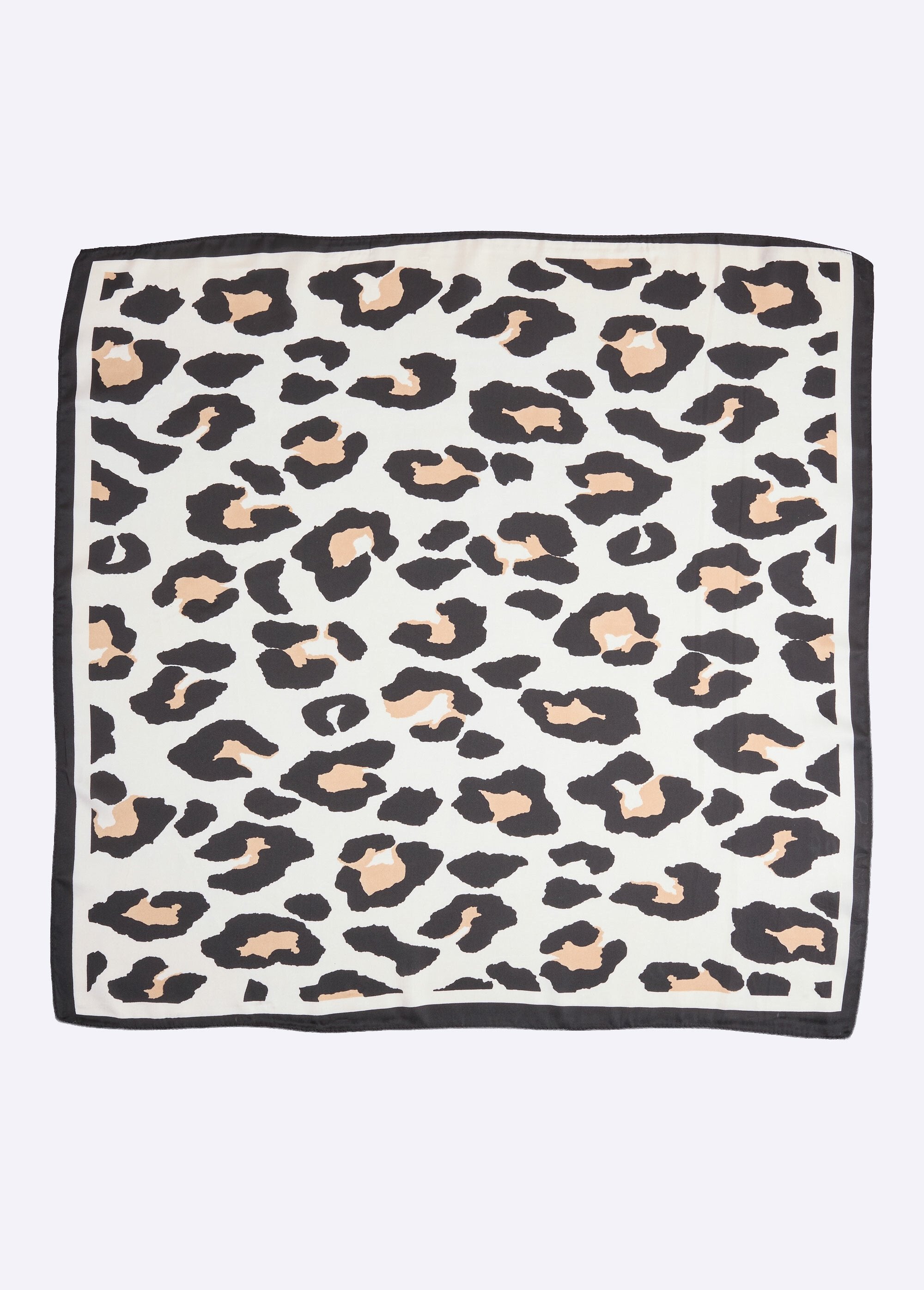 Foulard_carré_satin,_grand_motif_léopard_Leopard_DE1_slim