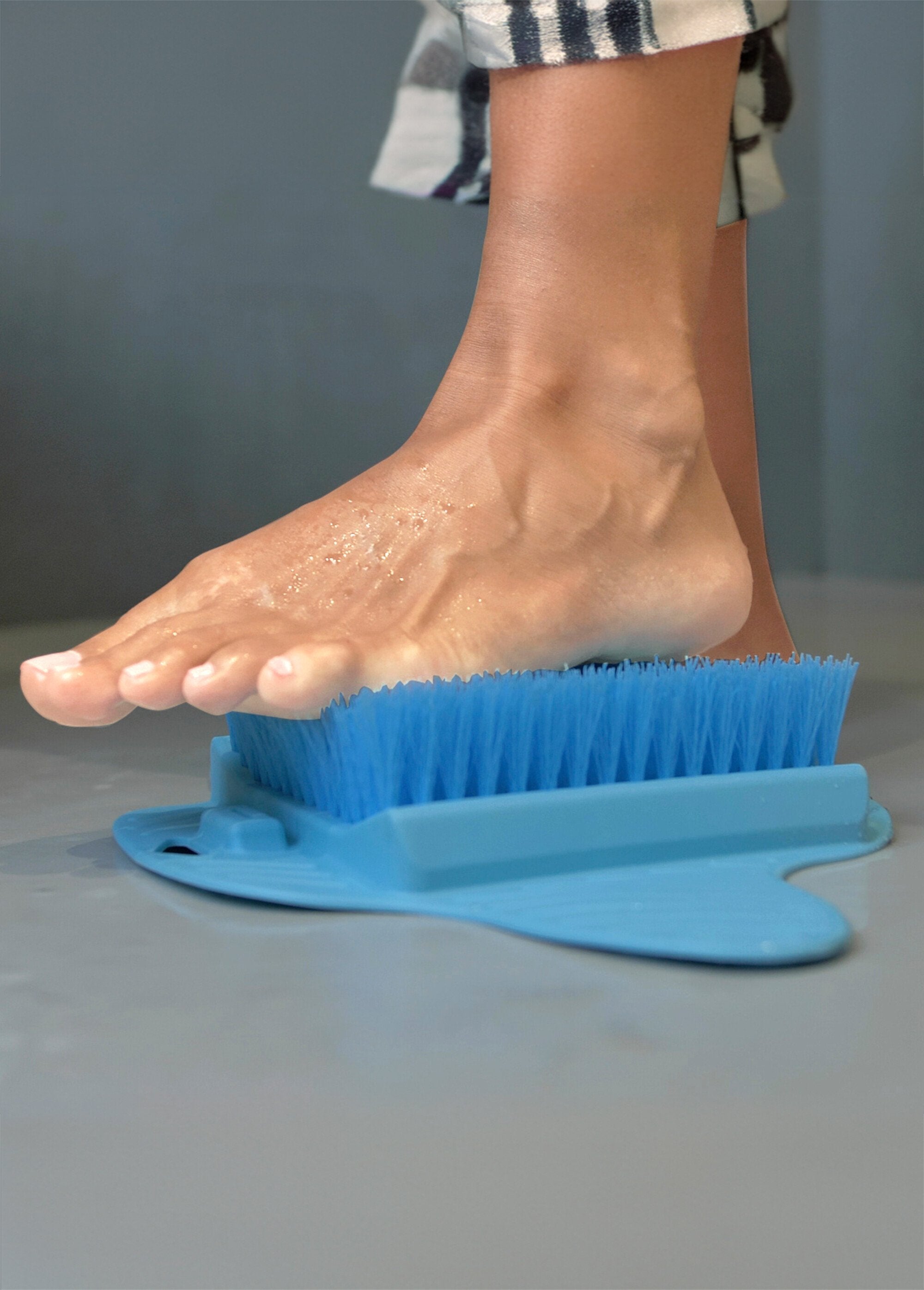 Shower_brush_with_suction_cups_for_feet_and_back_Shower_brush_DE2_slim