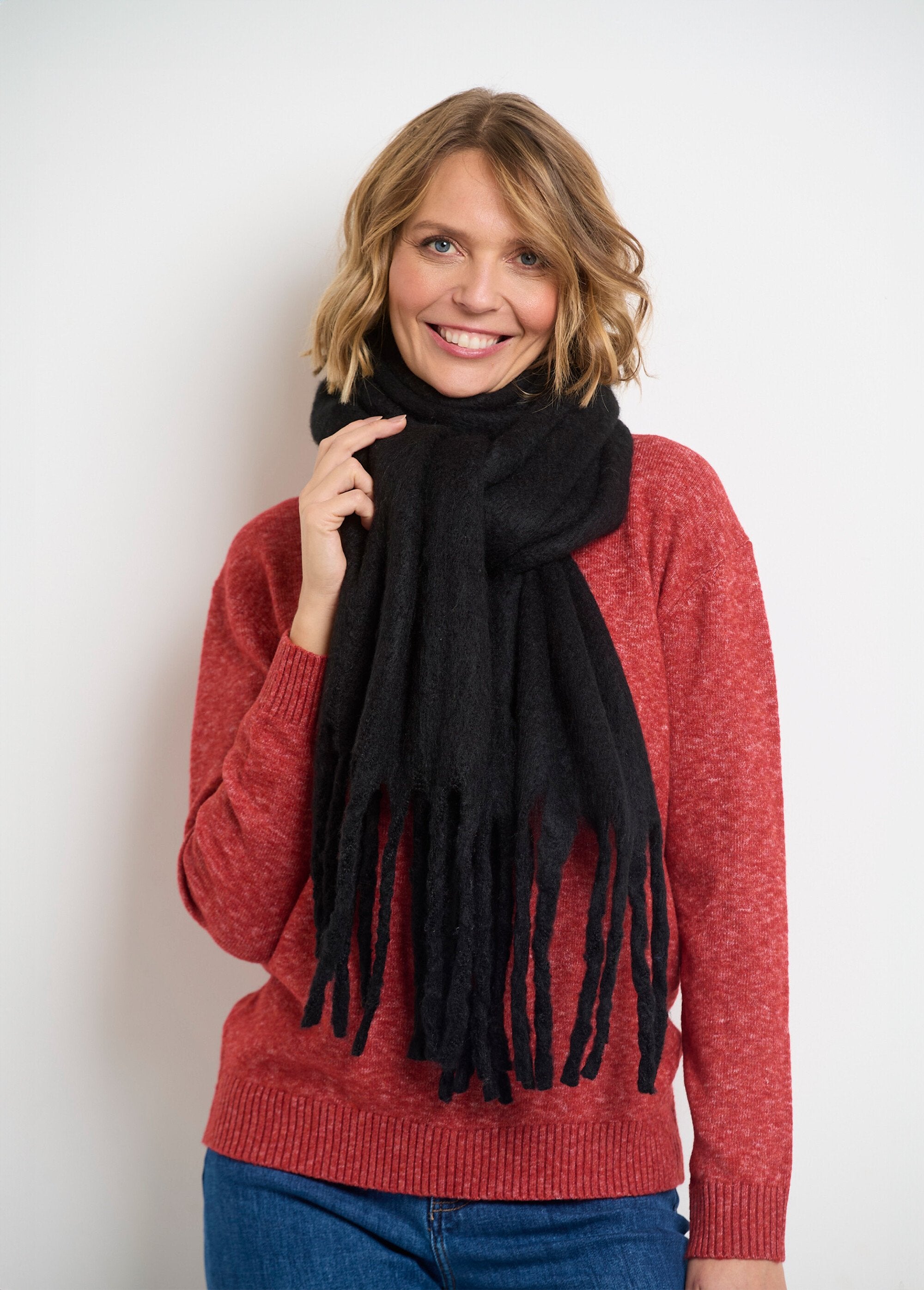 Thick_warm_plain_fluffy_scarf_Black_DE1_slim