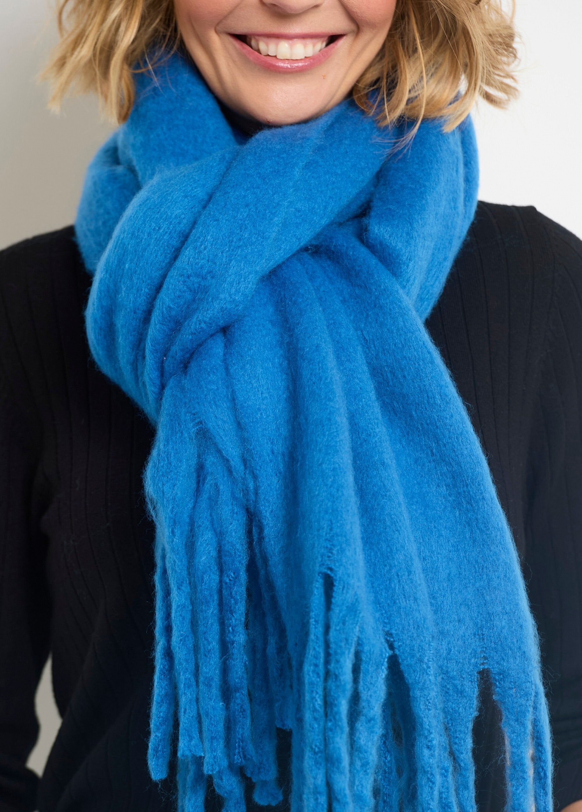 Thick_warm_plain_fluffy_scarf_Bright_blue_DE1_slim