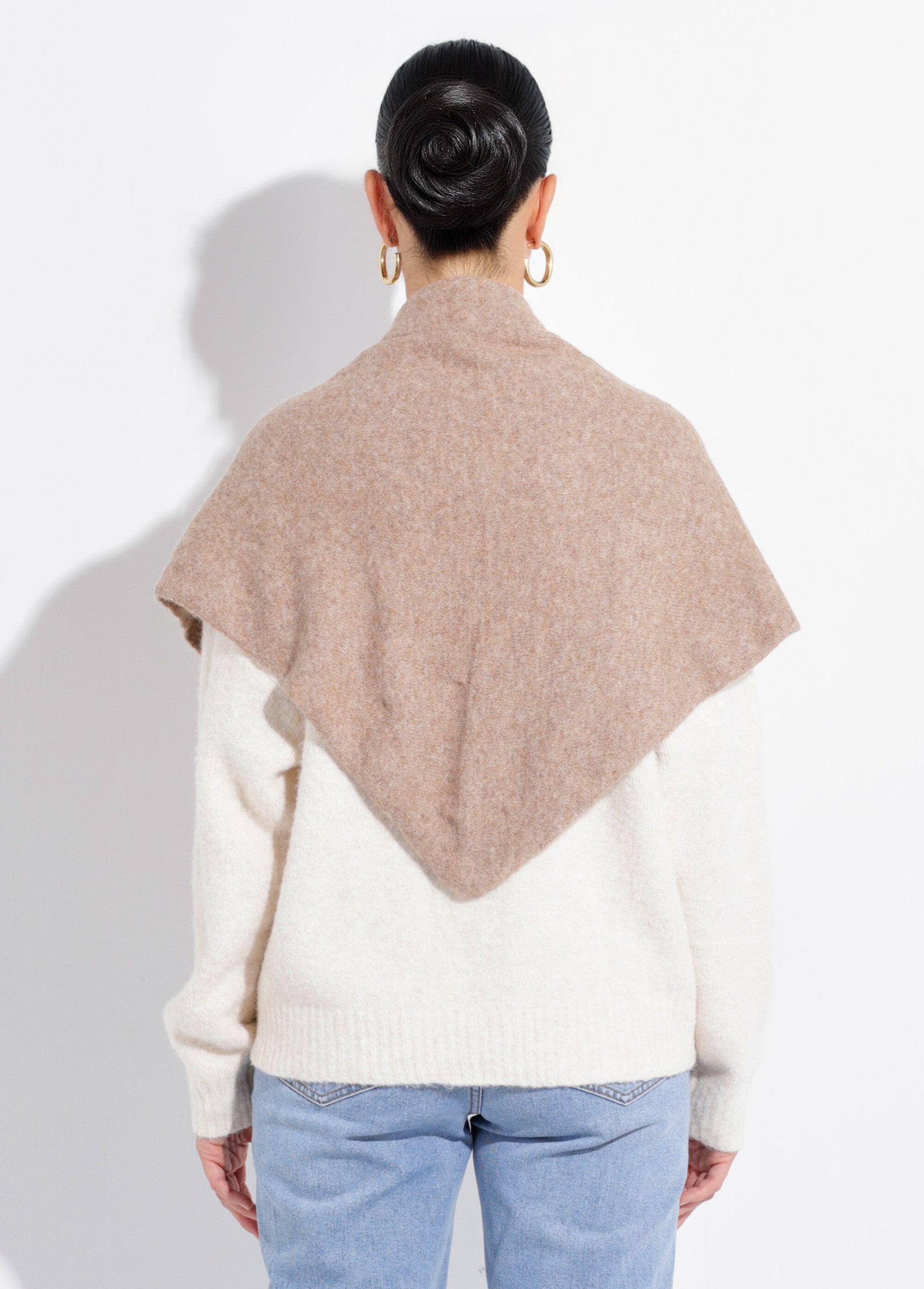 Warm_triangular_scarf,_wool_knit_camel_DO1_slim