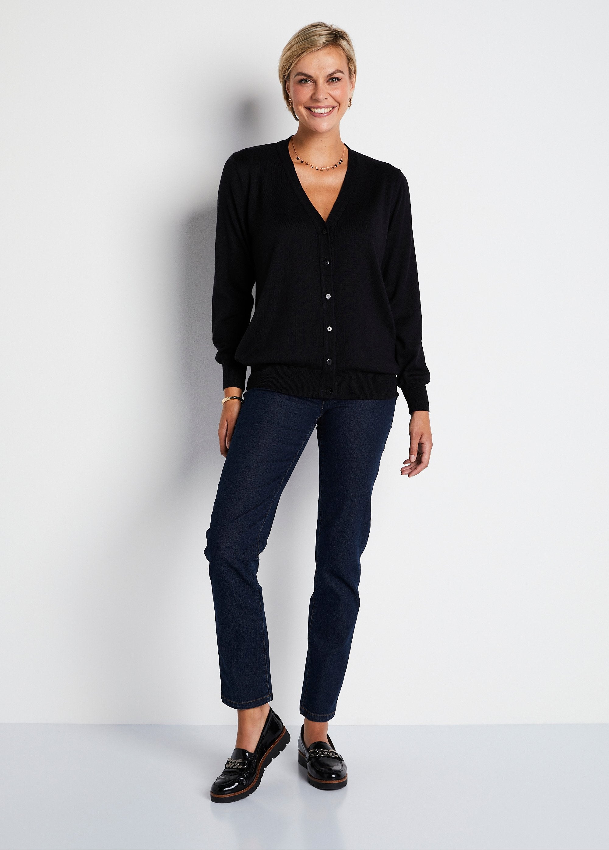 Buttoned_V-neck_cardigan_with_merino_wool_Black_SF1_slim