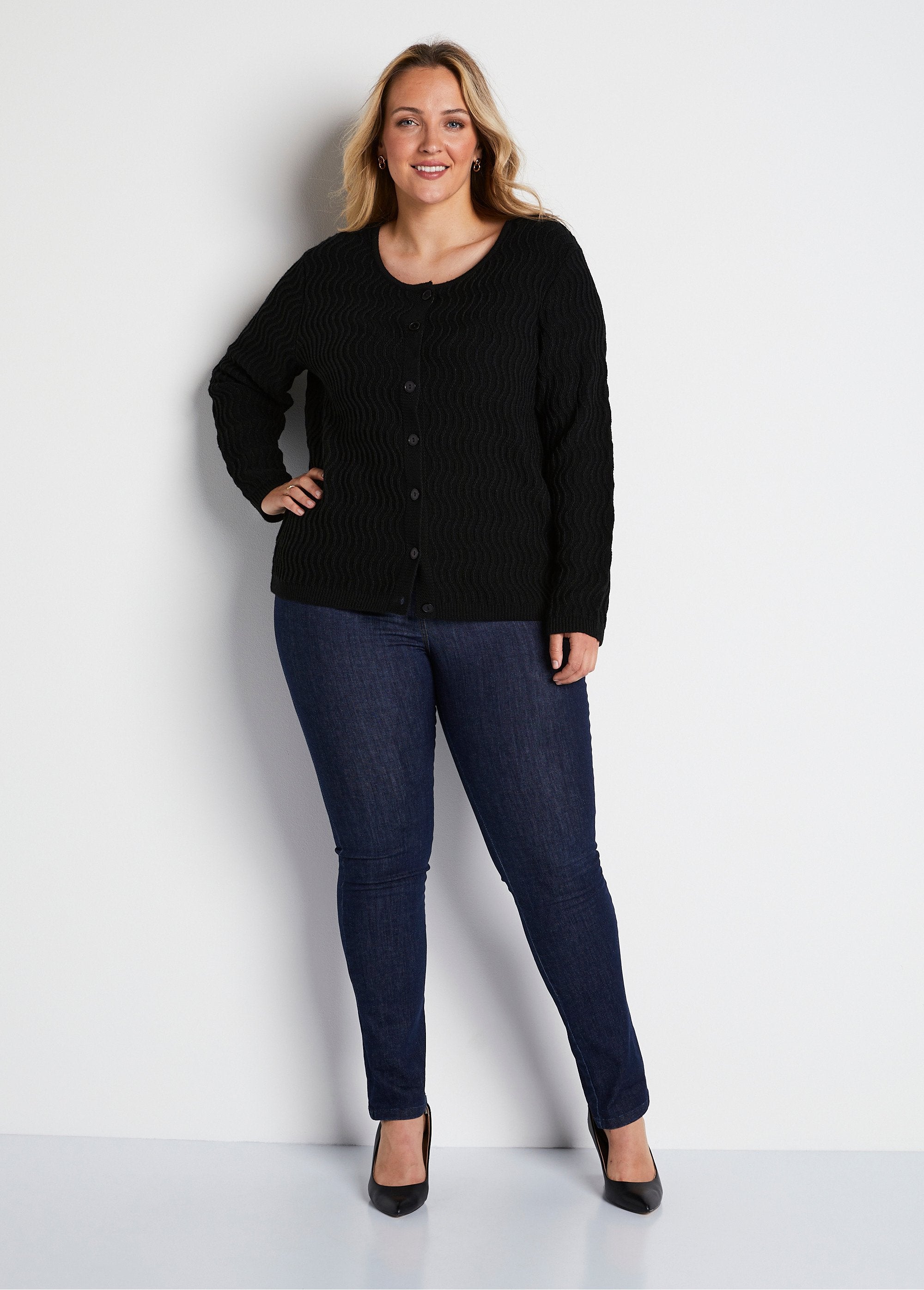 Short_fancy_knit_buttoned_cardigan_Black_SF1_curvy