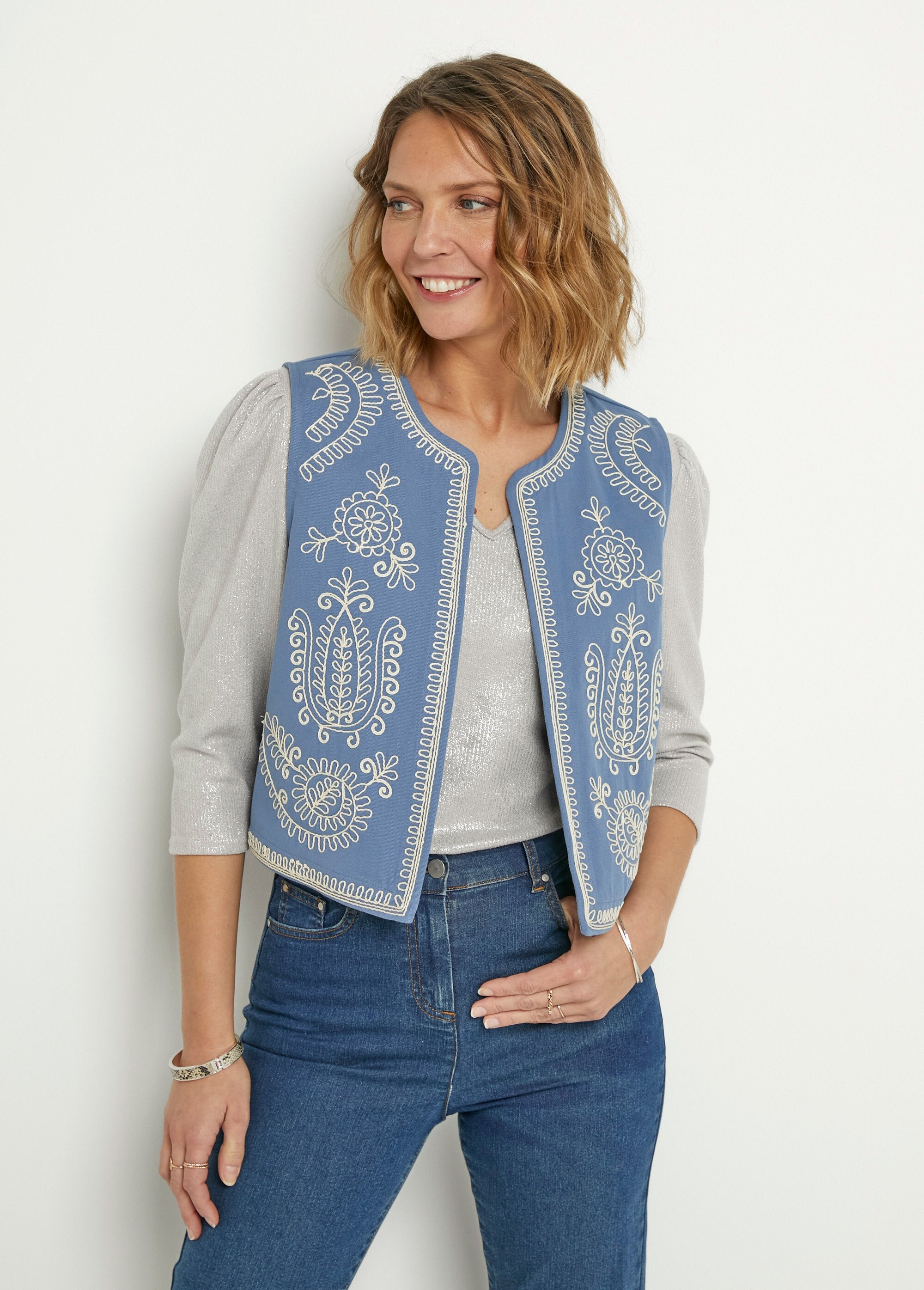 Scandinavian_style_embroidered_sleeveless_vest_Blue_FA1_slim