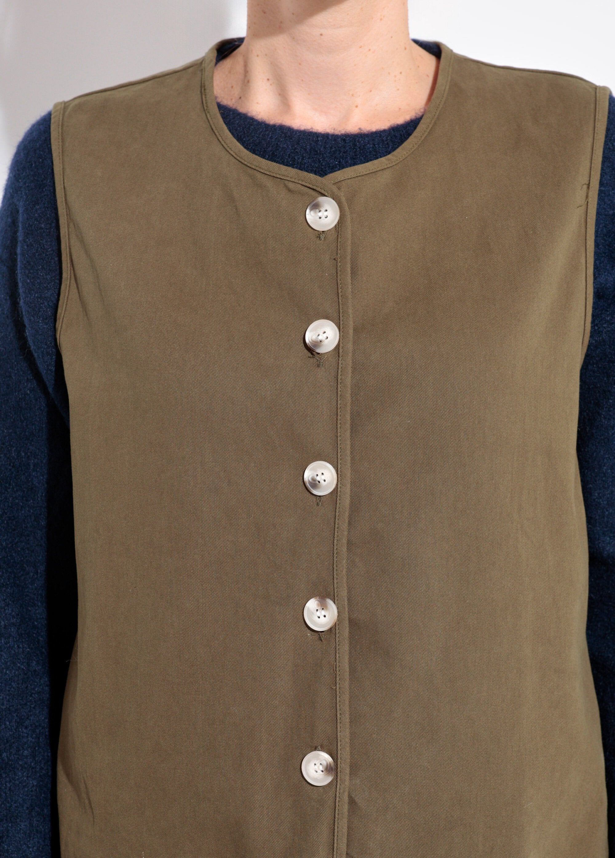 Sleeveless_round-neck_twill_vest_Kaki_DE1_slim