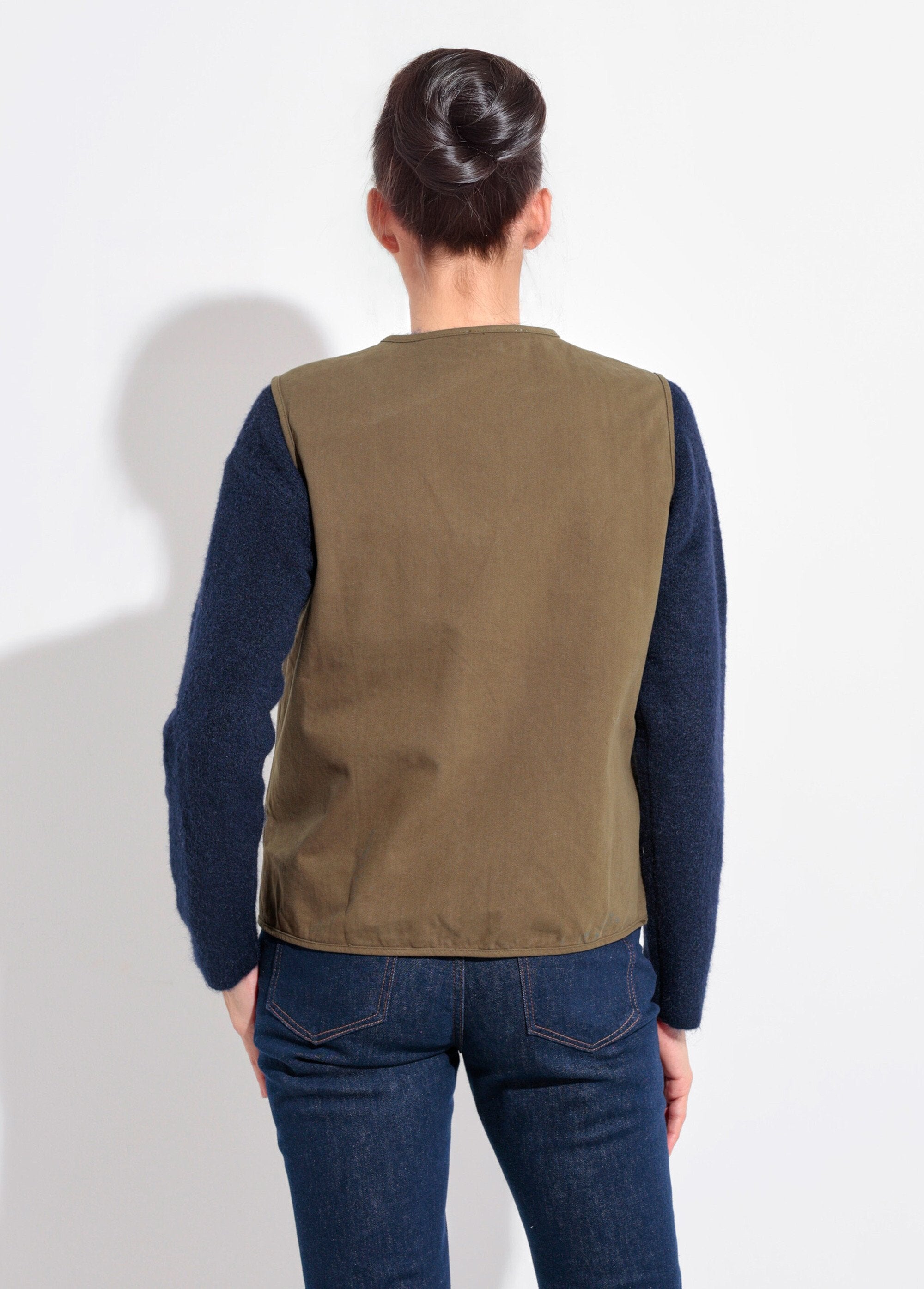 Sleeveless_round-neck_twill_vest_Kaki_DO1_slim