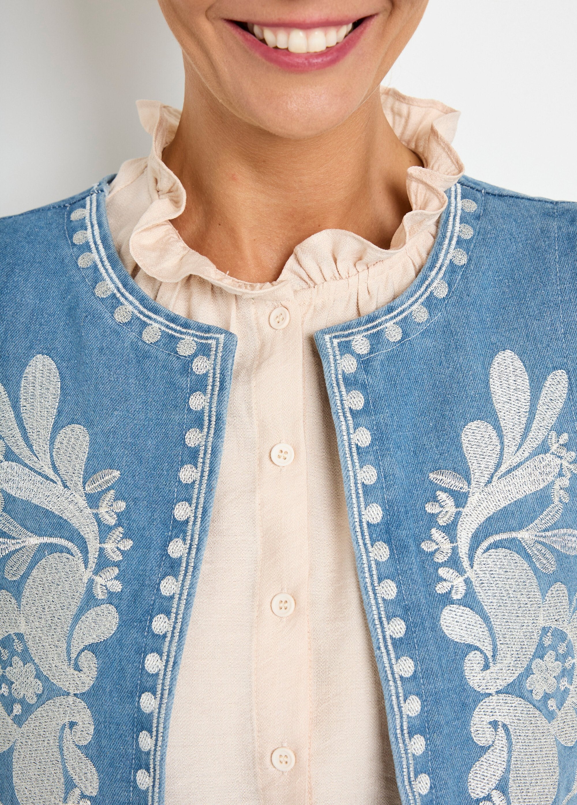 Sleeveless_embroidered_denim_vest_Blue_jeans_DE1_slim