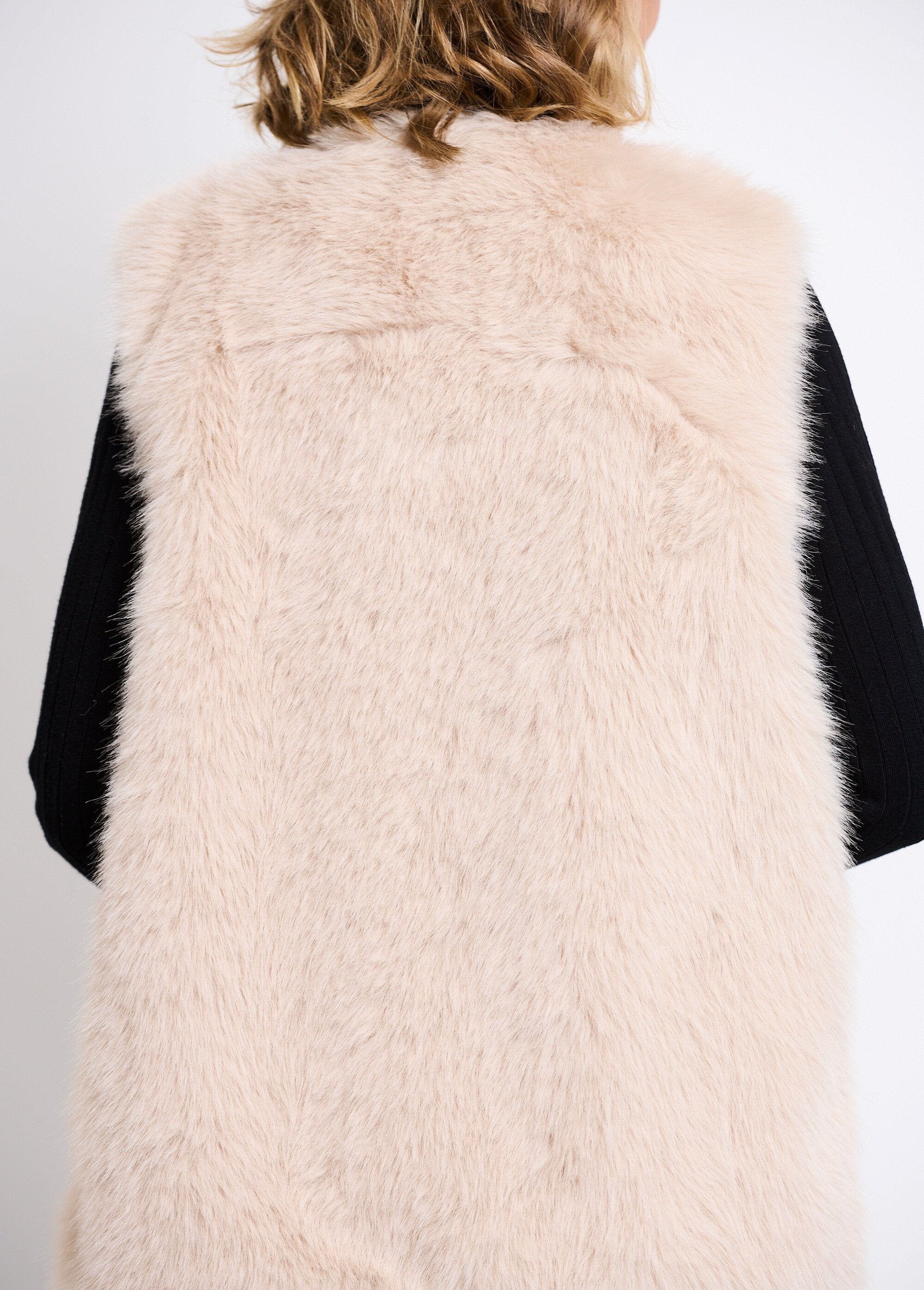 Sleeveless_faux_fur_vest_Beige_DE2_slim