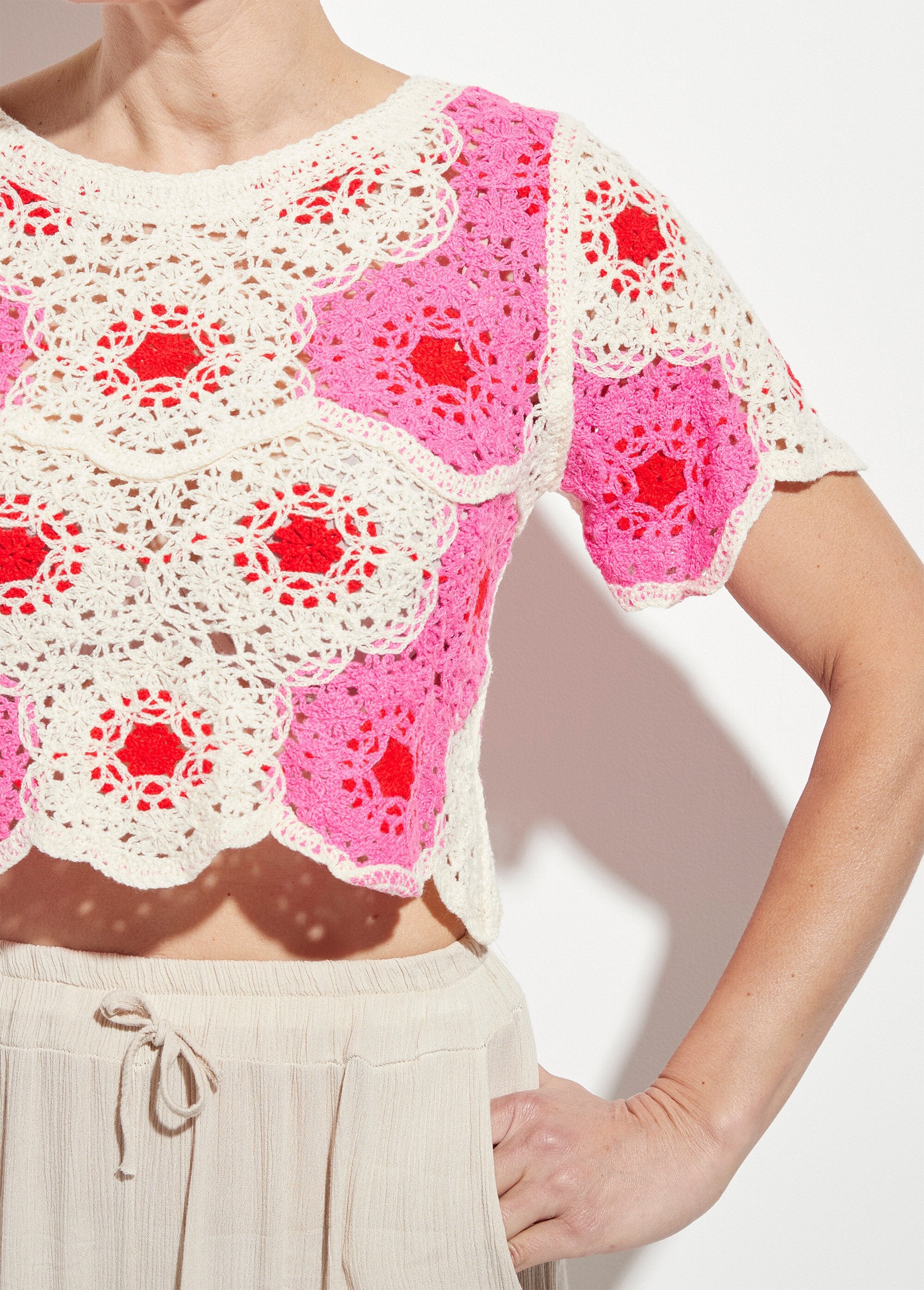 Crochet_crop_top_with_openwork_rosette_pattern_Pink_and_ecru_DE1_slim