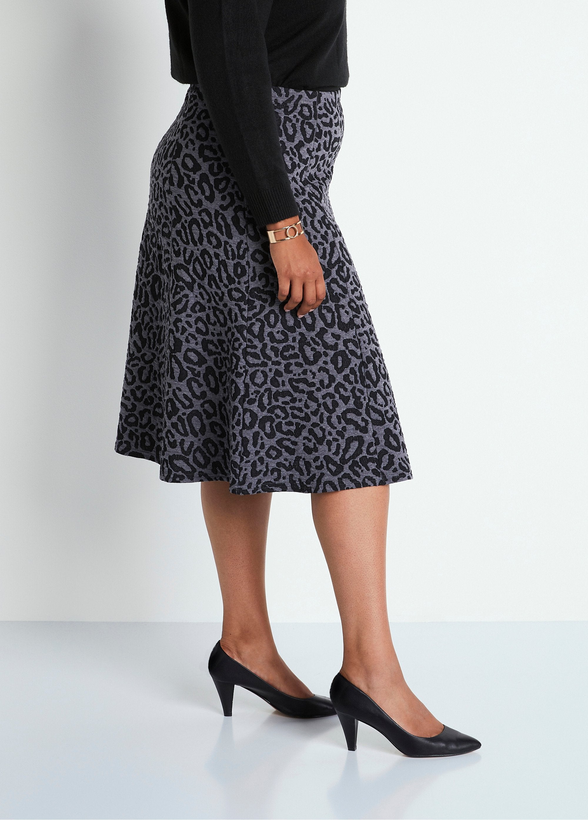 Long_flared_jacquard_knit_skirt_Leopard_gray_DR1_curvy