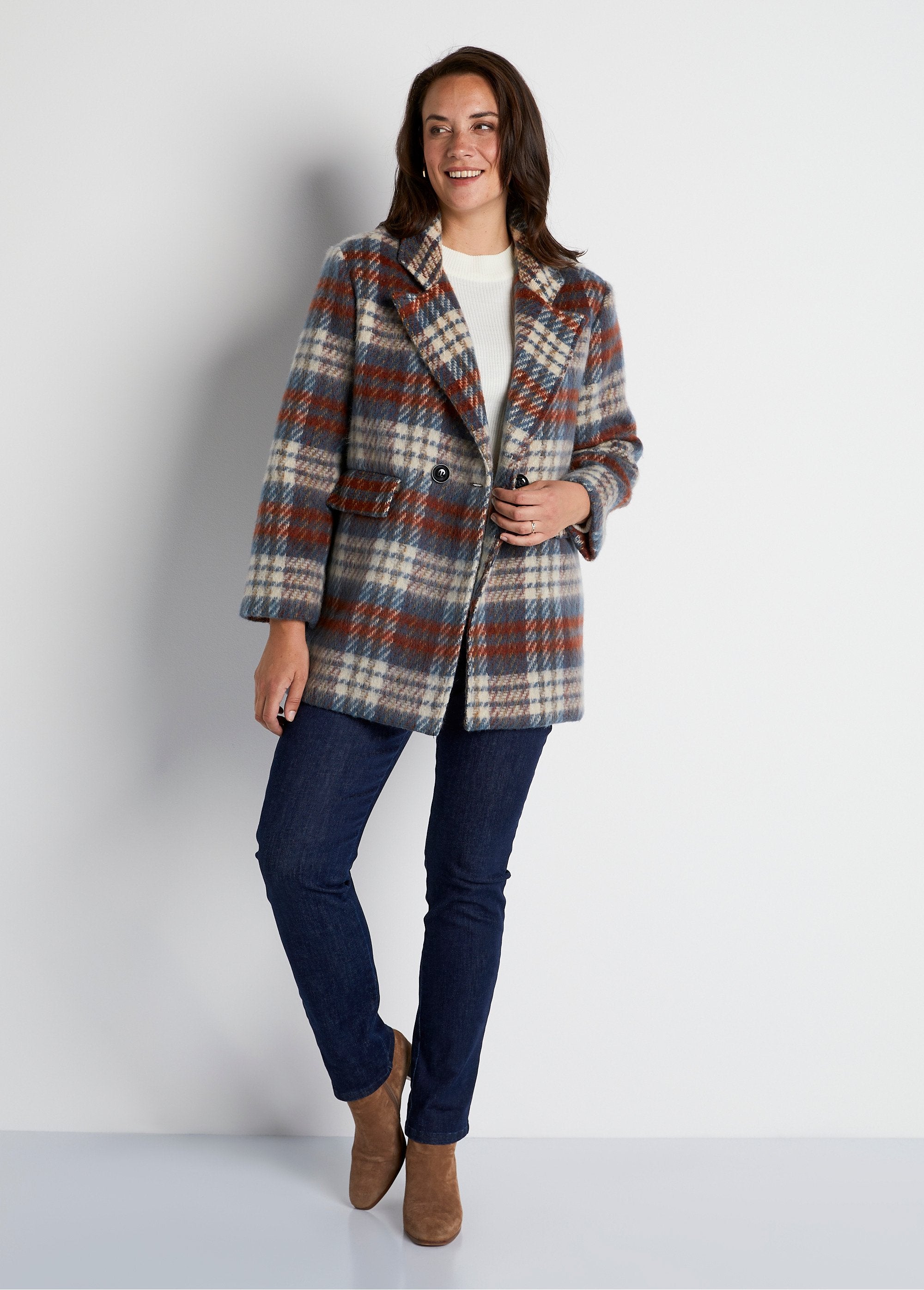 Short_winter_coat_in_warm_checked_fabric_Squirrel_tiles_SF1_curvy