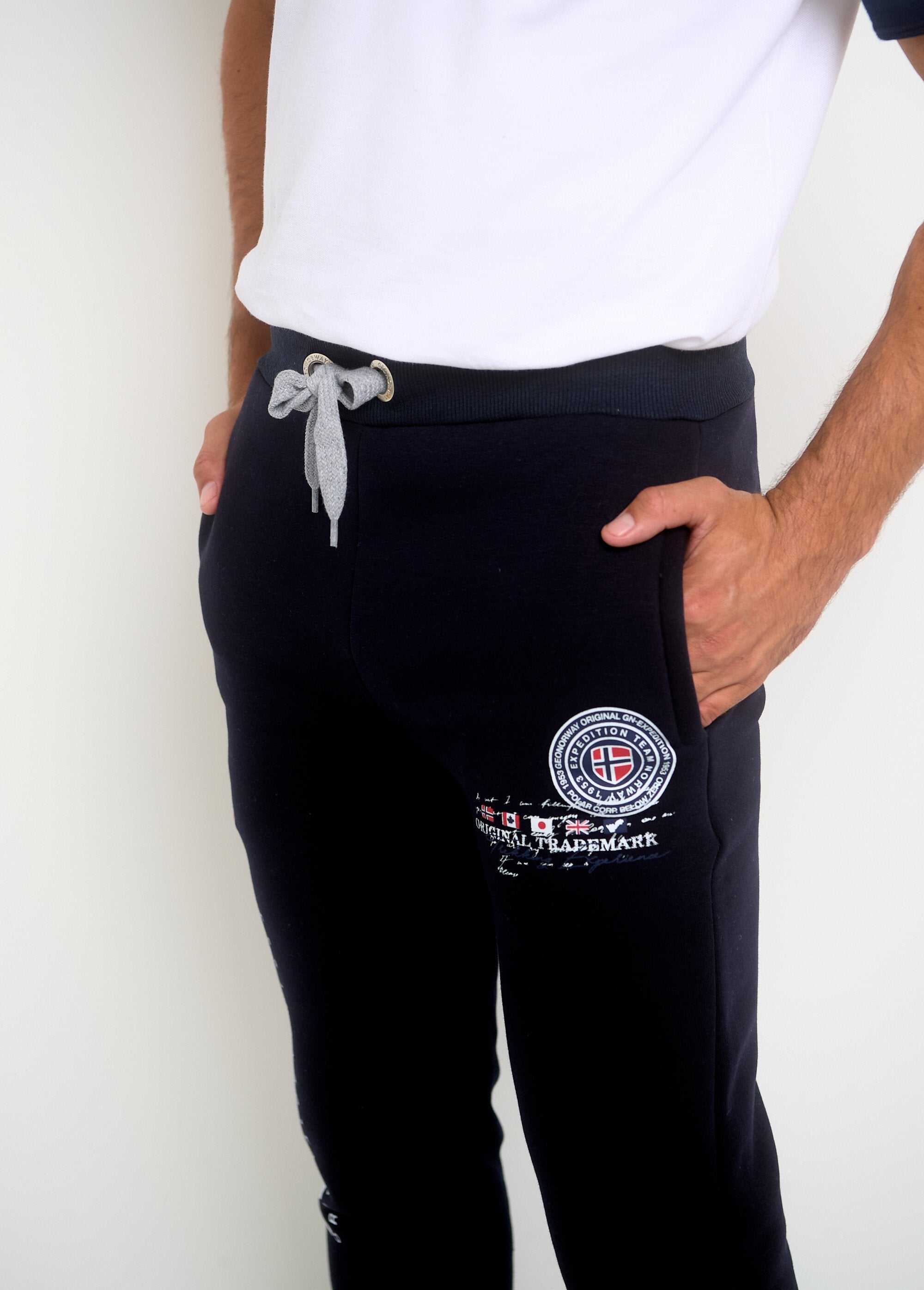 Jogging_pants_with_tight_legs_and_bottoms_Marine_DE1_slim