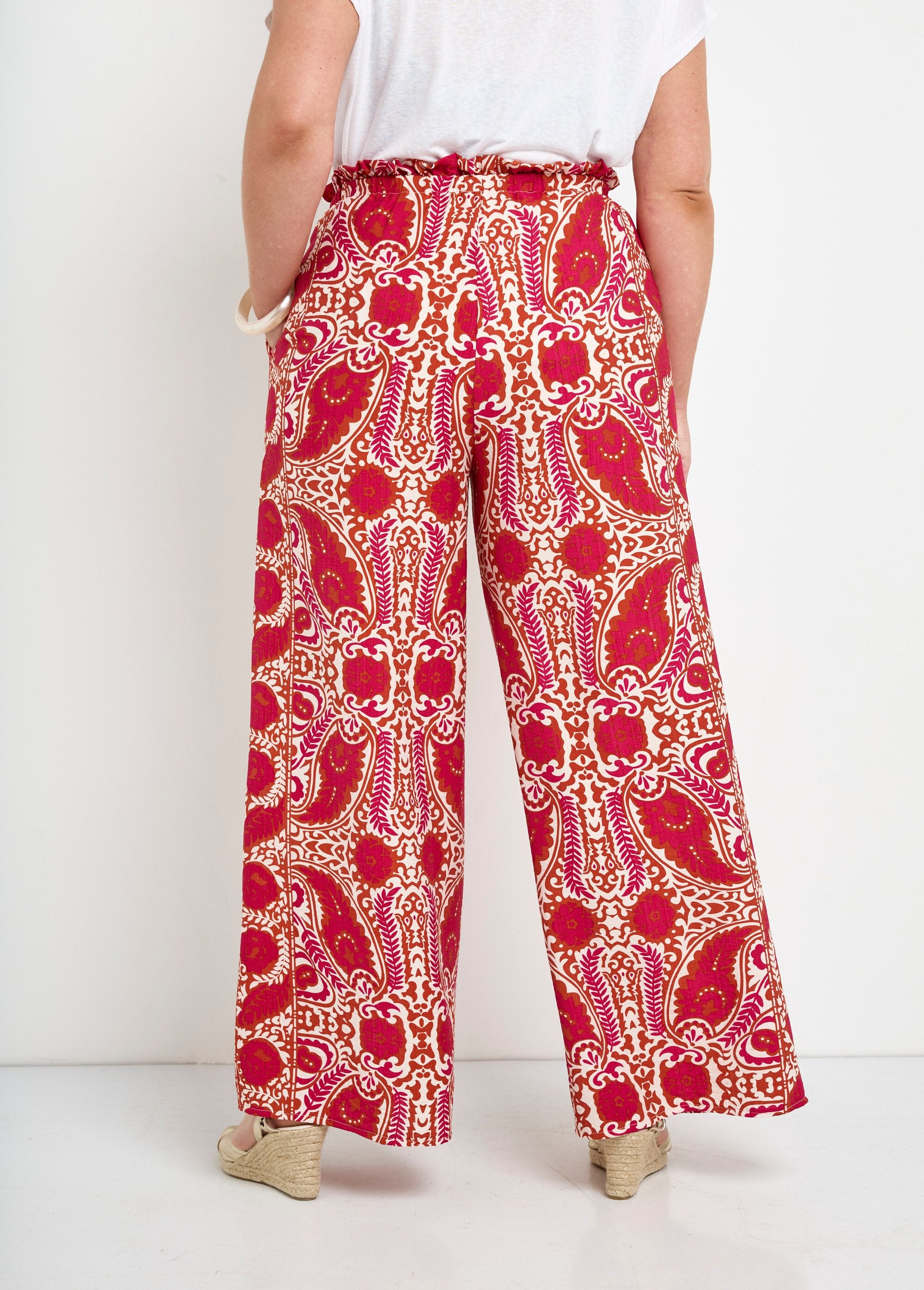 Pantalon_large_et_fluide_motif_ethnique_Rose_imprime_DO1_curvy