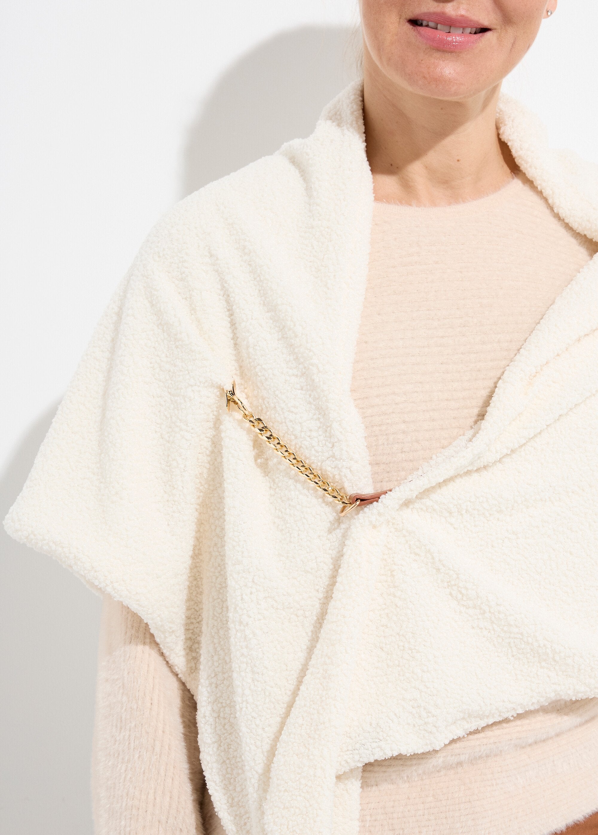 Wooly_feel_poncho_with_metal_chain_Beige_DE1_slim