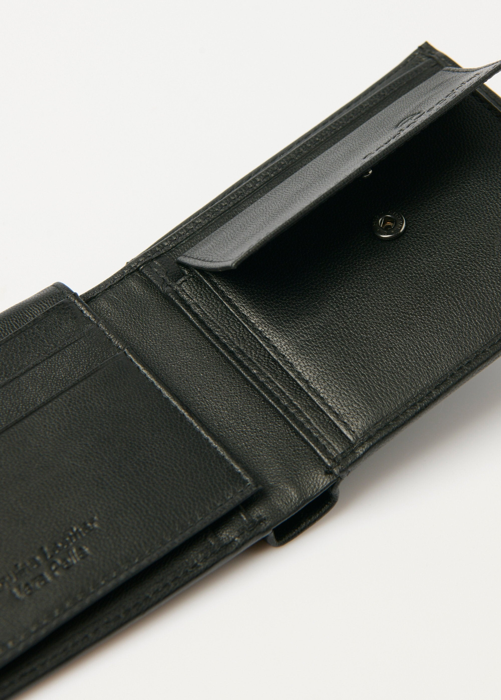Compact_leather_wallet_Black_DE2_slim