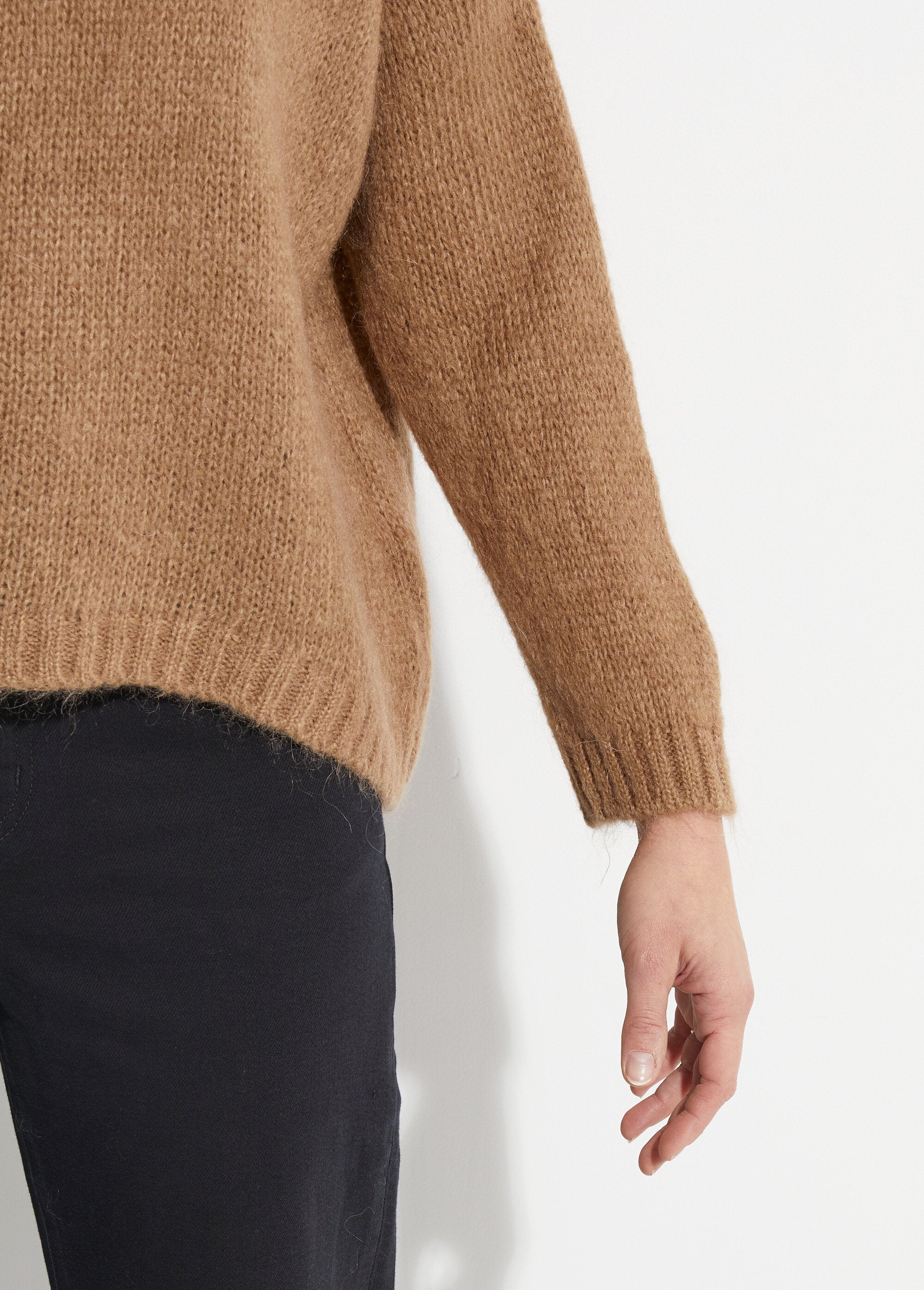 Warm_V-neck_knit_sweater_with_mohair_camel_DE2_slim