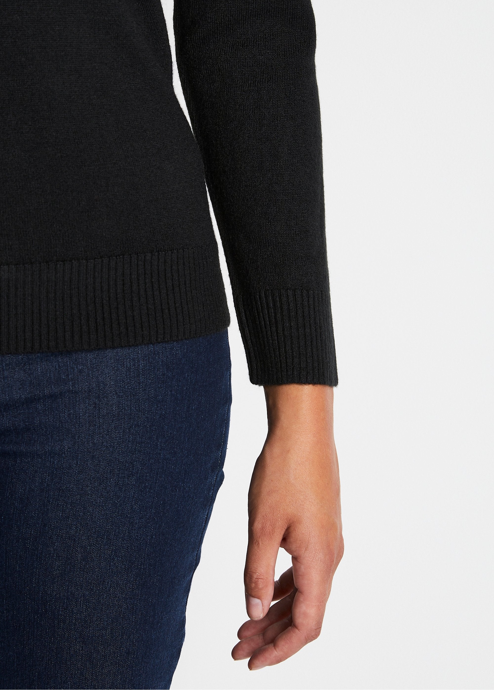 Soft_long-sleeved_turtleneck_sweater_Black_DE3_slim