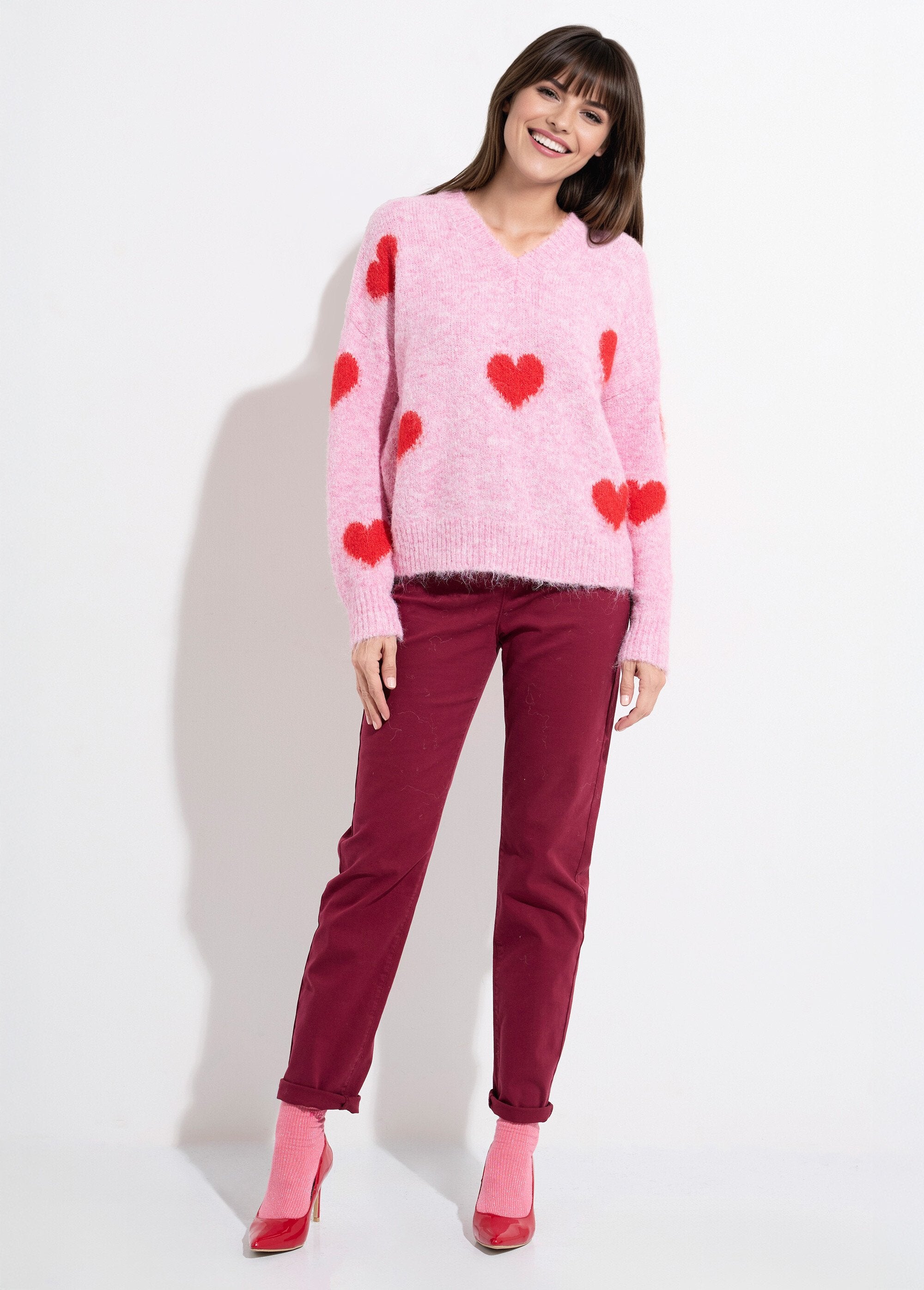 Warm_V-neck_wool_sweater_with_hearts_Light_pink_SF1_slim