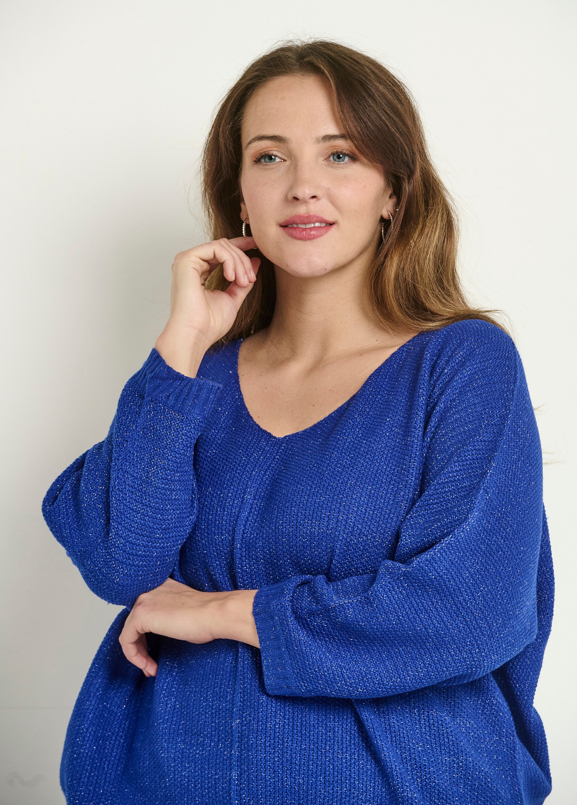 V-neck_sweater_with_metallic_fancy_knit_Blue_DE1_curvy