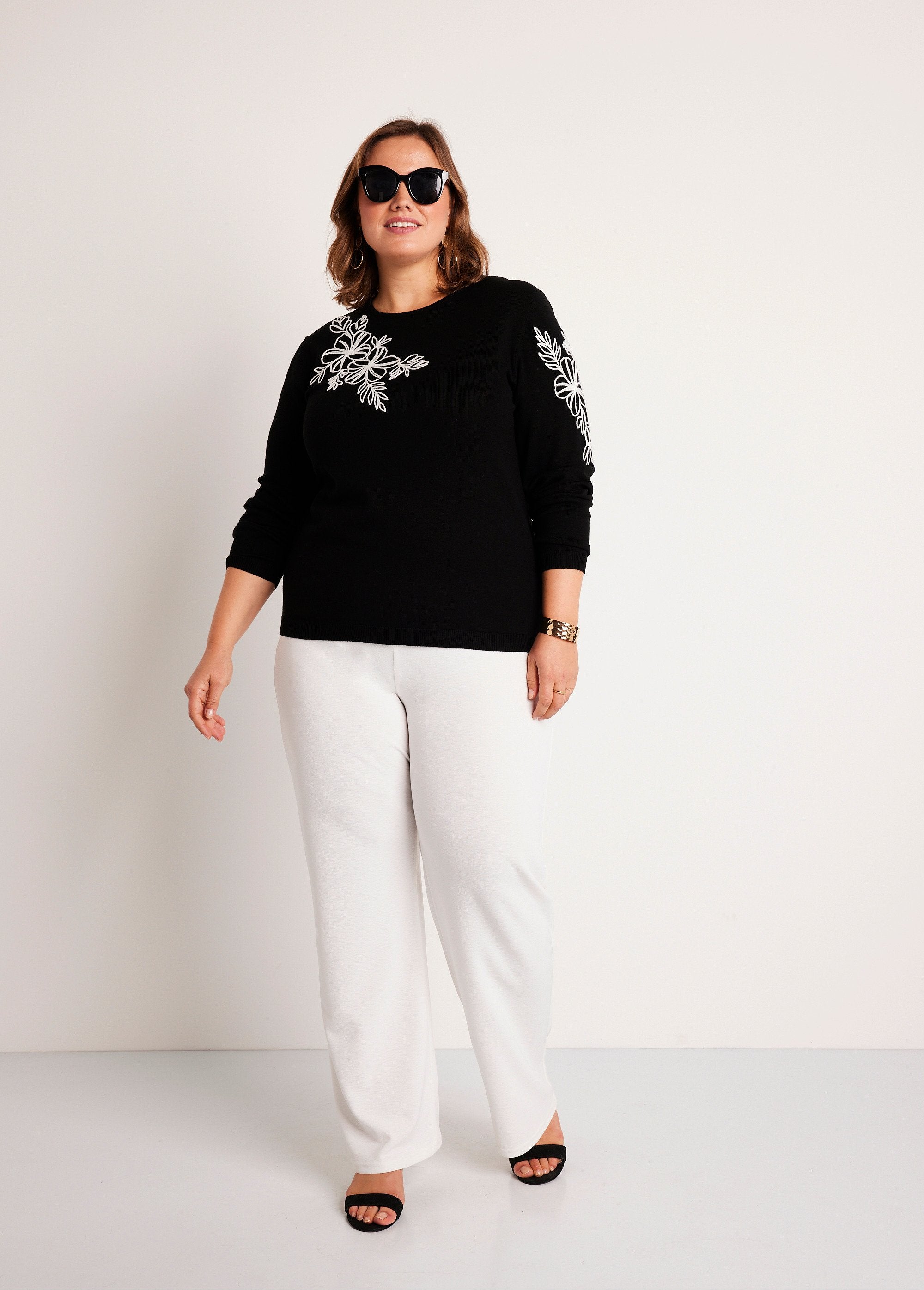 Fine_embroidered_sweater_Black_and_white_SF1_curvy